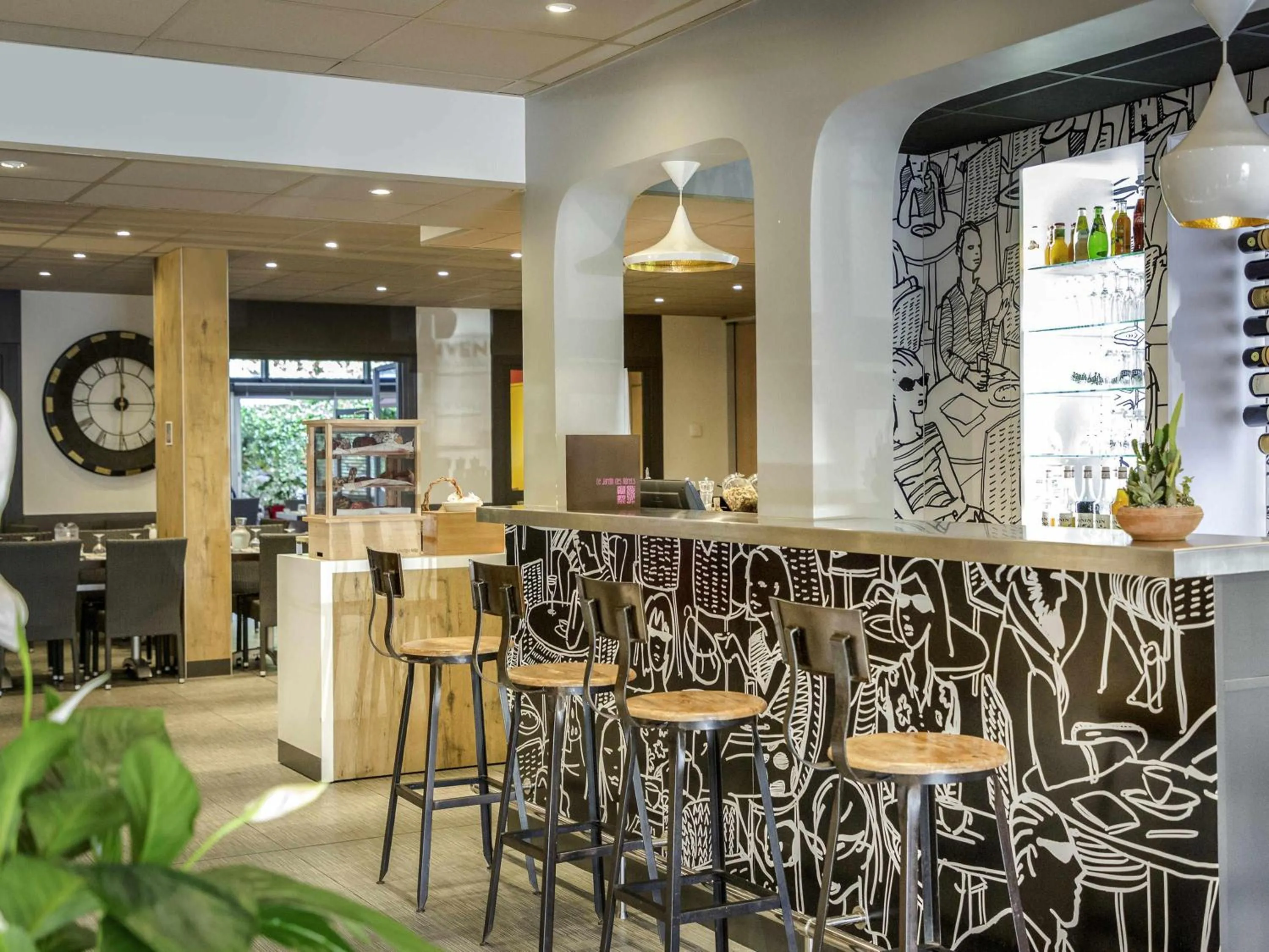Lounge or bar in ibis Brignoles Provence Verte