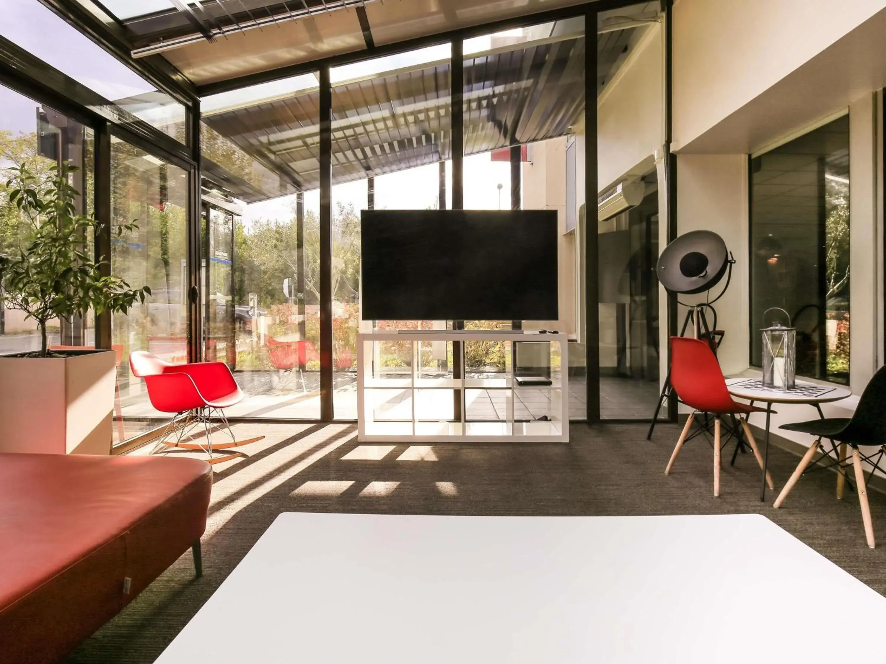 Lounge or bar in ibis Paris Marne la Vallee Emerainville Lounge or bar in ibis Paris Marne la Vallee Emerainville