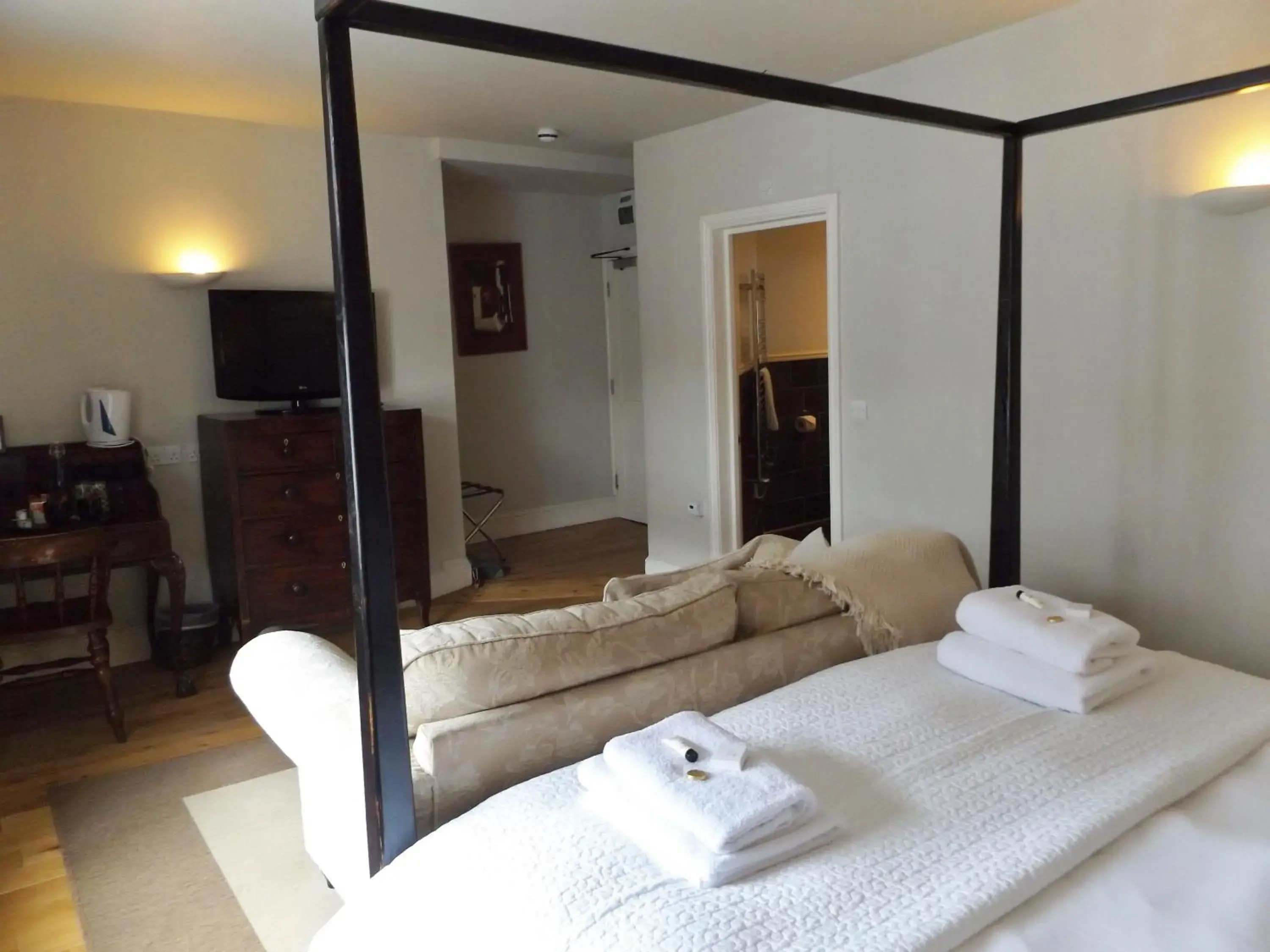 Bedroom, Bed in The Red Lion Bedroom, Bed in The Red Lion