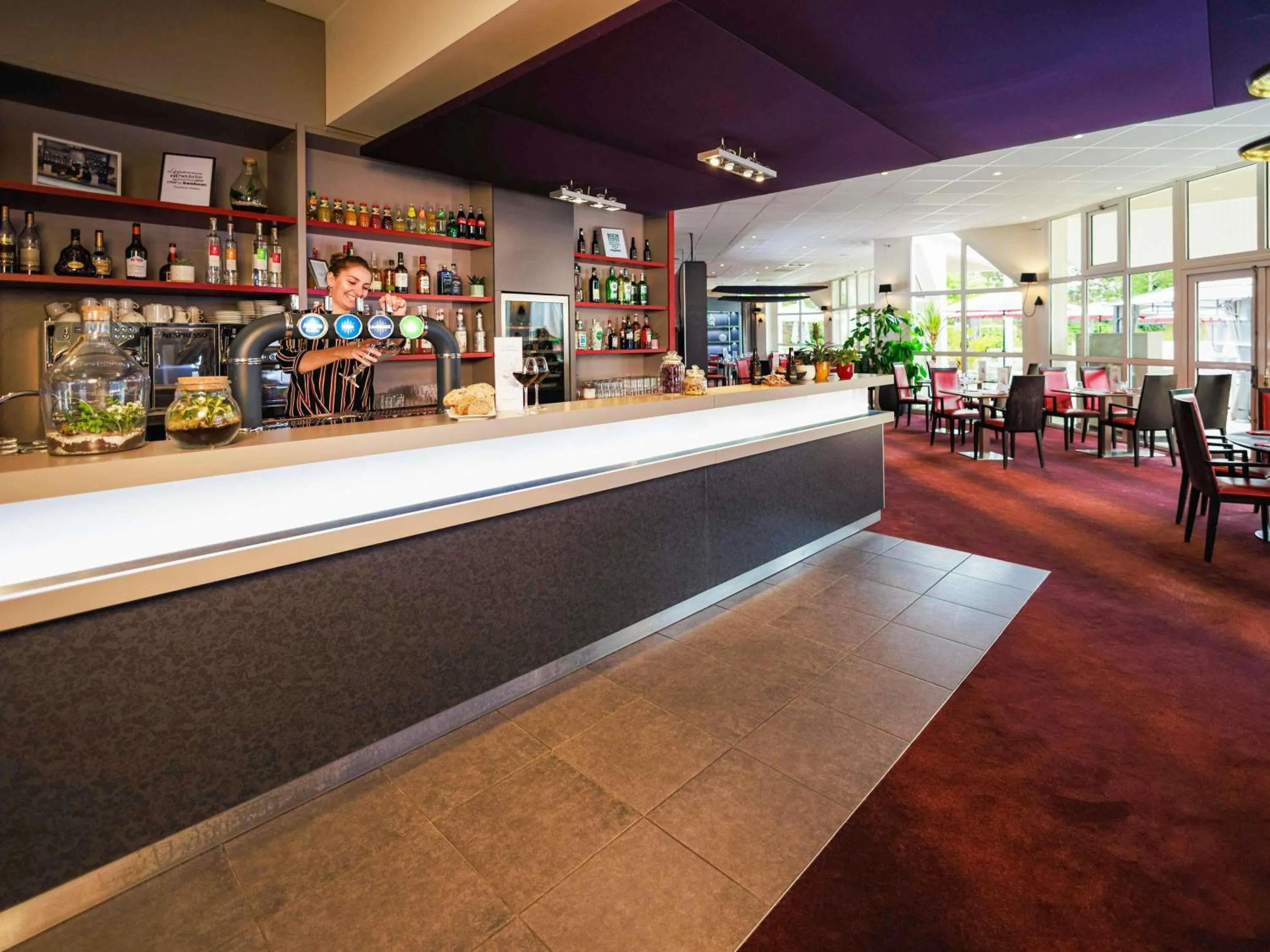 Lounge or bar in Mercure Tours Nord