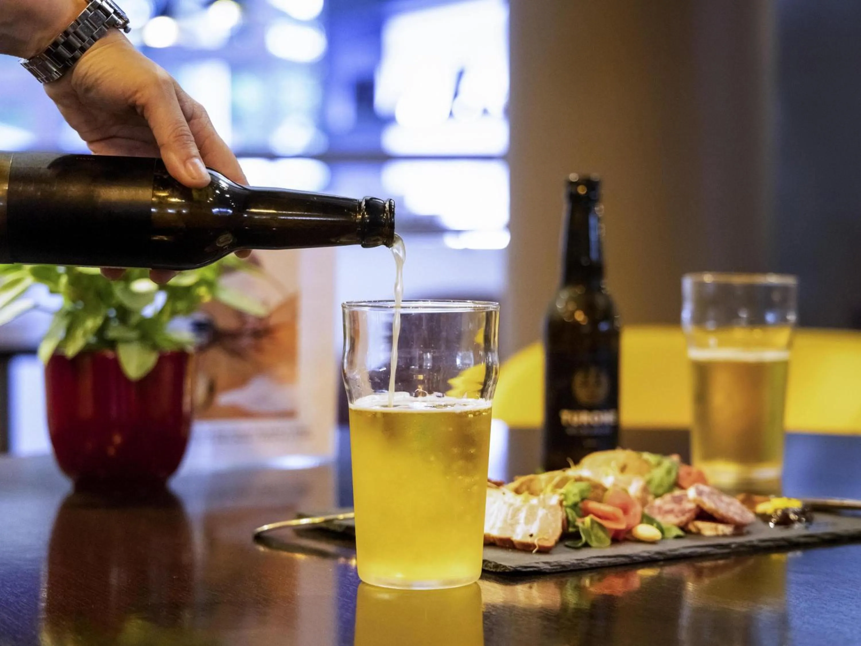 Lounge or bar in Mercure Tours Nord