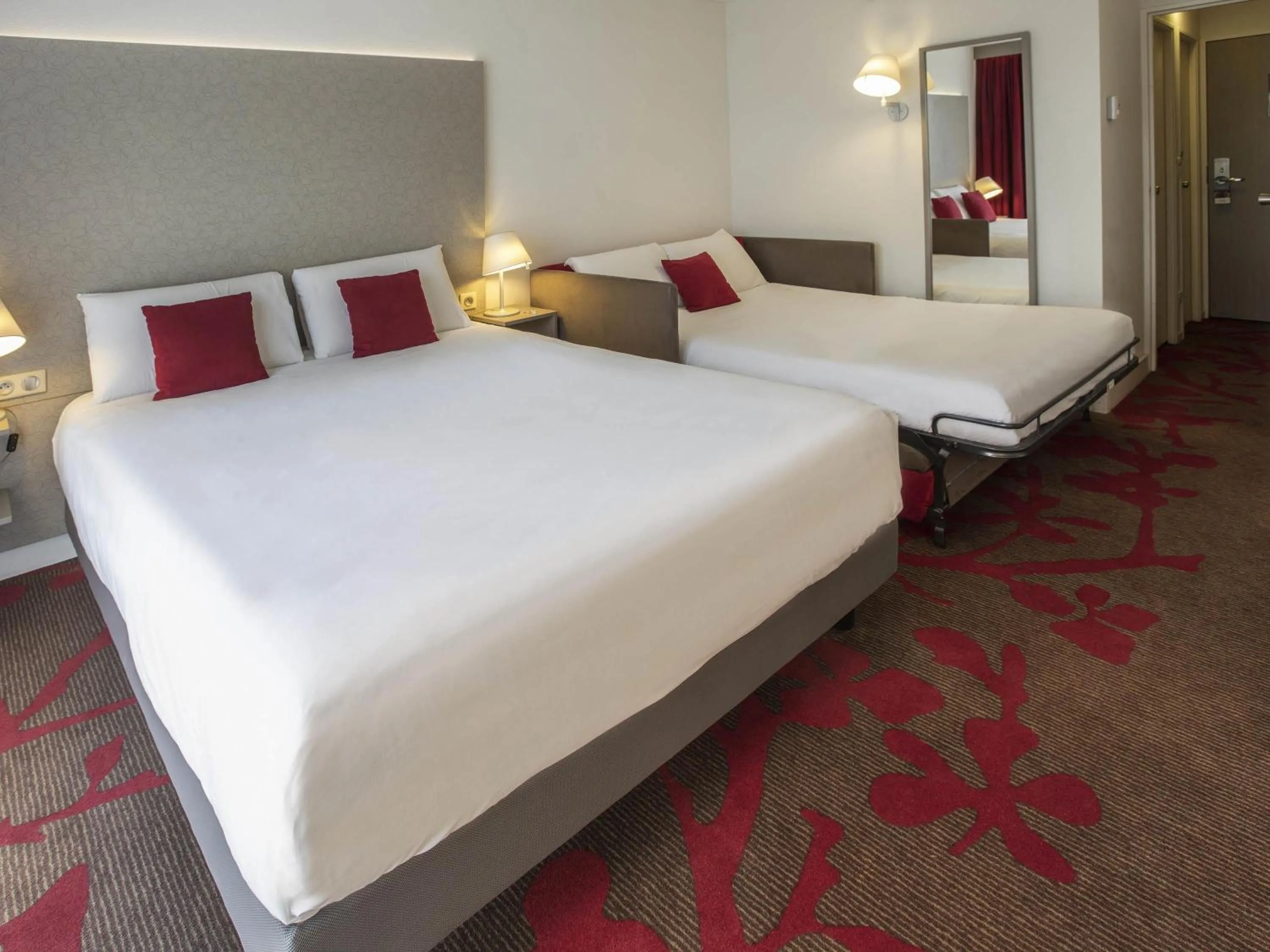Bedroom, Bed in Mercure Tours Nord