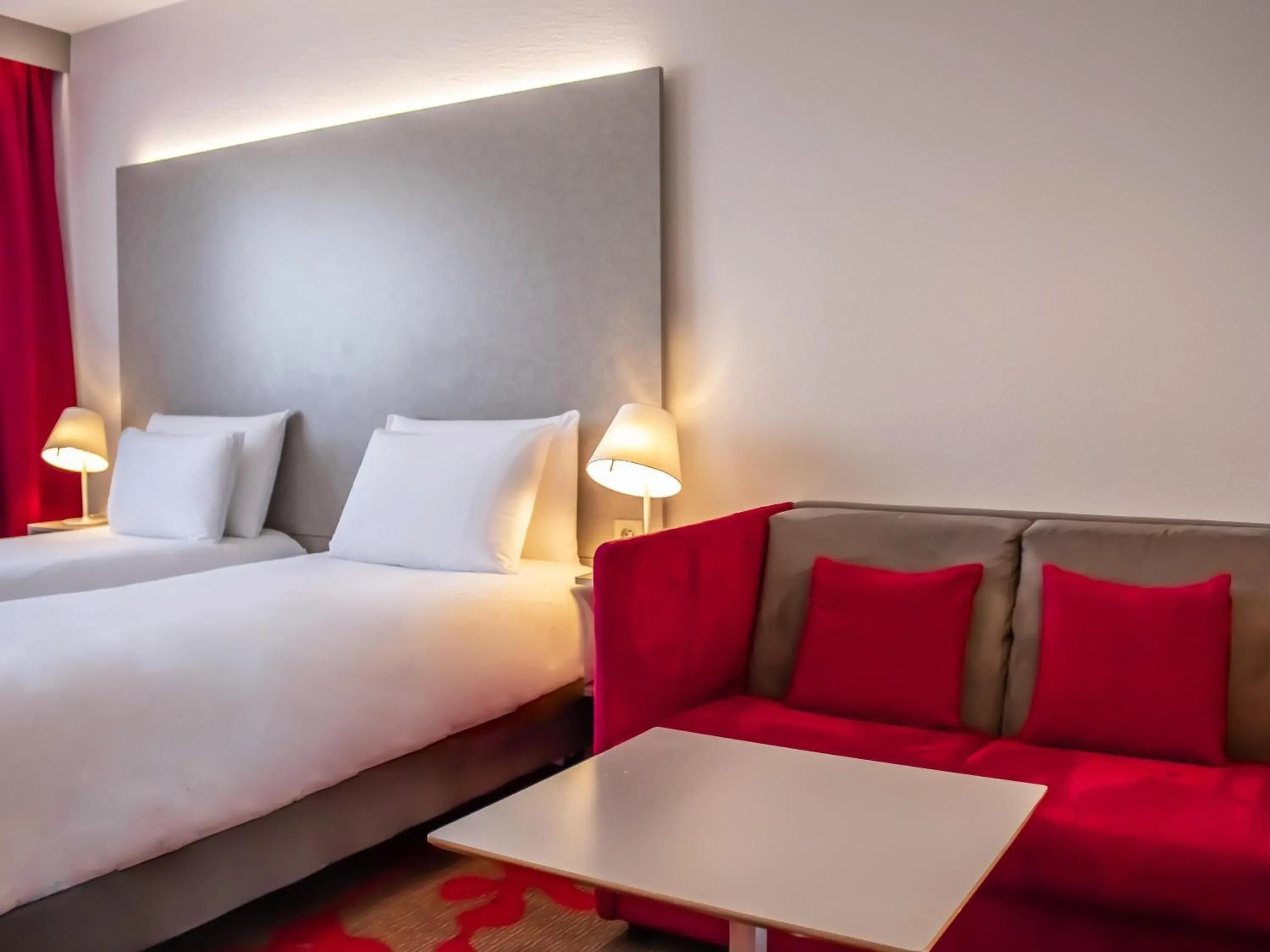 Bedroom, Bed in Mercure Tours Nord Bedroom, Bed in Mercure Tours Nord