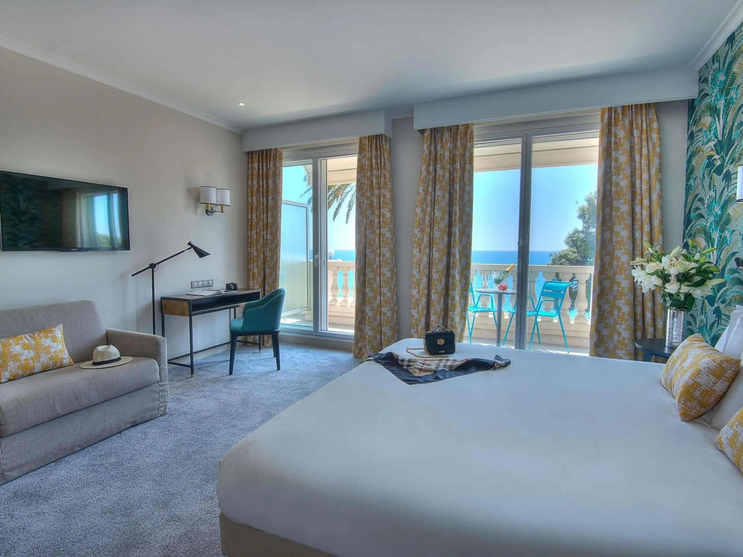 Deluxe Double Room with Balcony - Oceanfront in Mercure Nice Marché Aux Fleurs Deluxe Double Room with Balcony - Oceanfront in Mercure Nice Marché Aux Fleurs