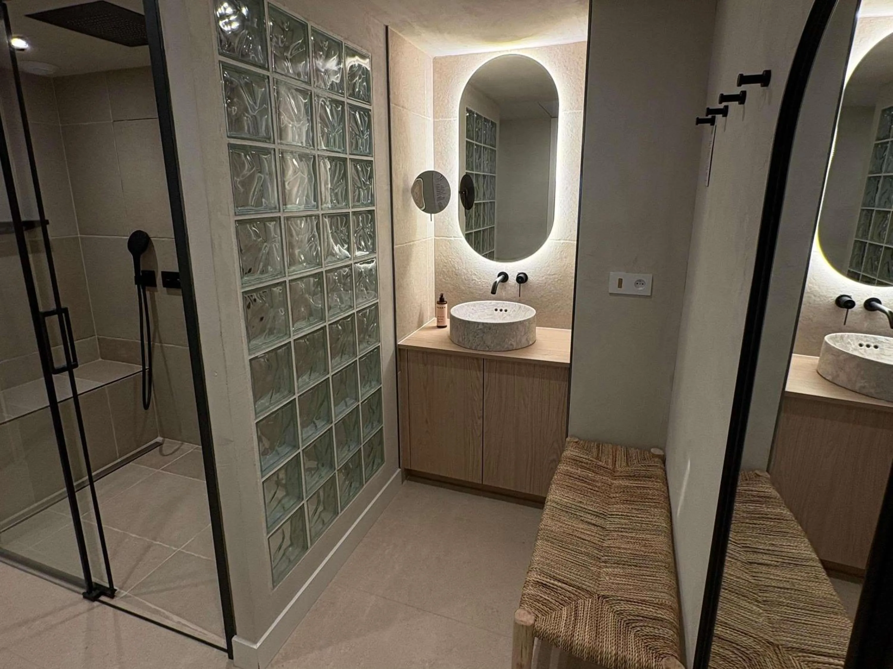 Bedroom in Mercure Nice Marché Aux Fleurs