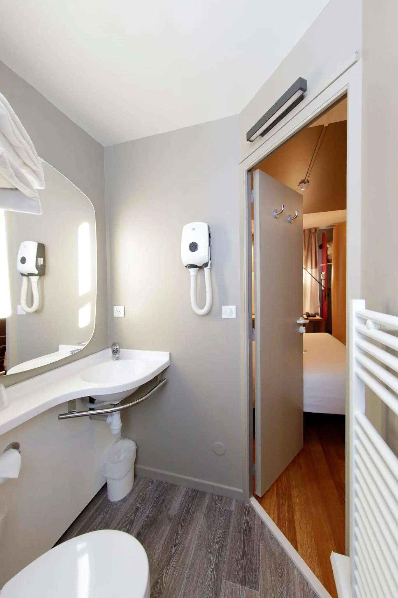 Bathroom, Bed in ibis Dole Sud Choisey