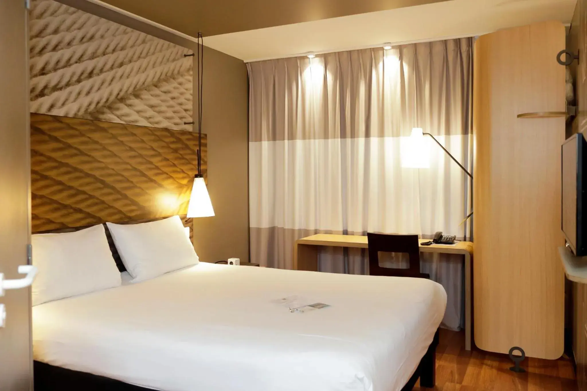 Bedroom, Bed in ibis Dole Sud Choisey Bedroom, Bed in ibis Dole Sud Choisey