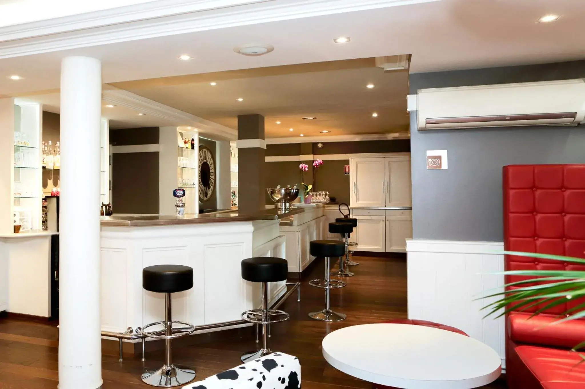 Lounge or bar in ibis Dole Sud Choisey Lounge or bar in ibis Dole Sud Choisey