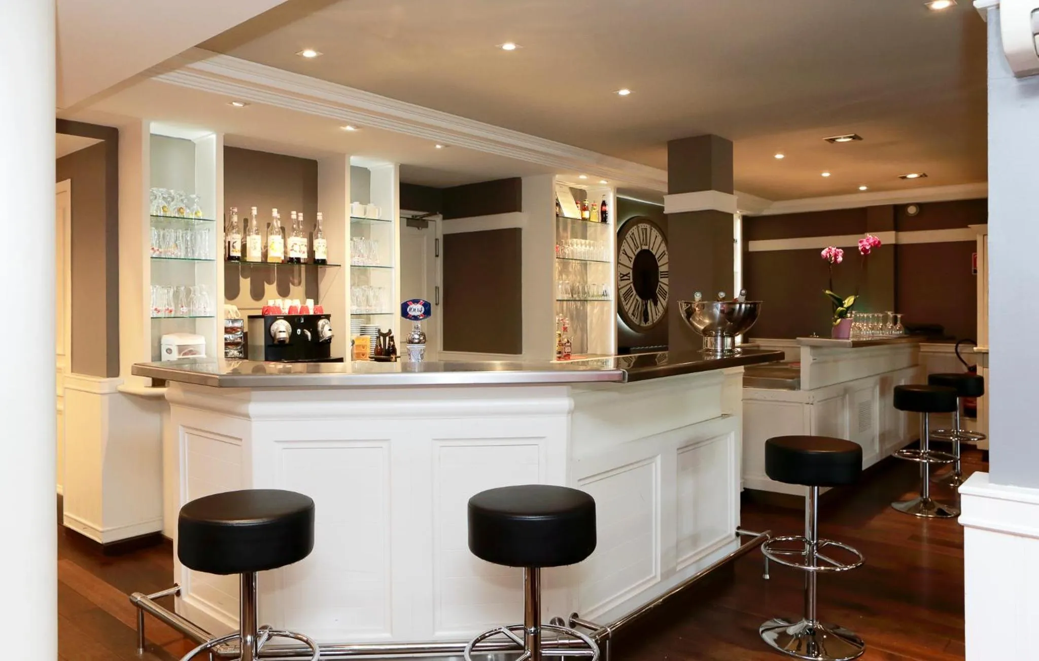 Lounge or bar in ibis Dole Sud Choisey