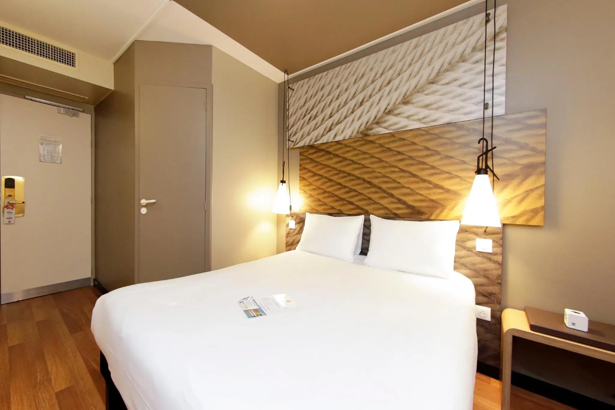 Bedroom, Bed in ibis Dole Sud Choisey