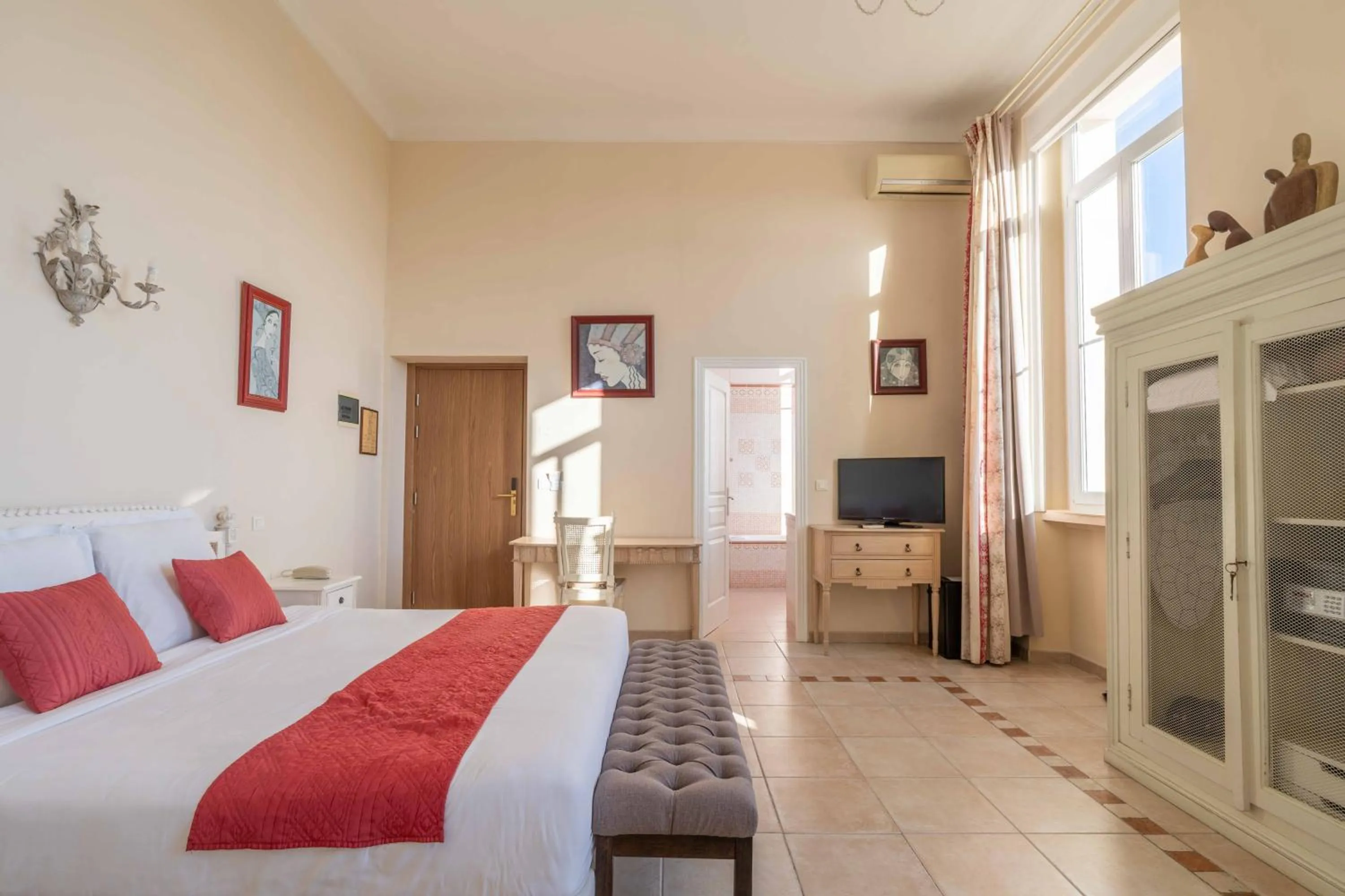 Photo of the whole room in Hôtel l'Orangeraie