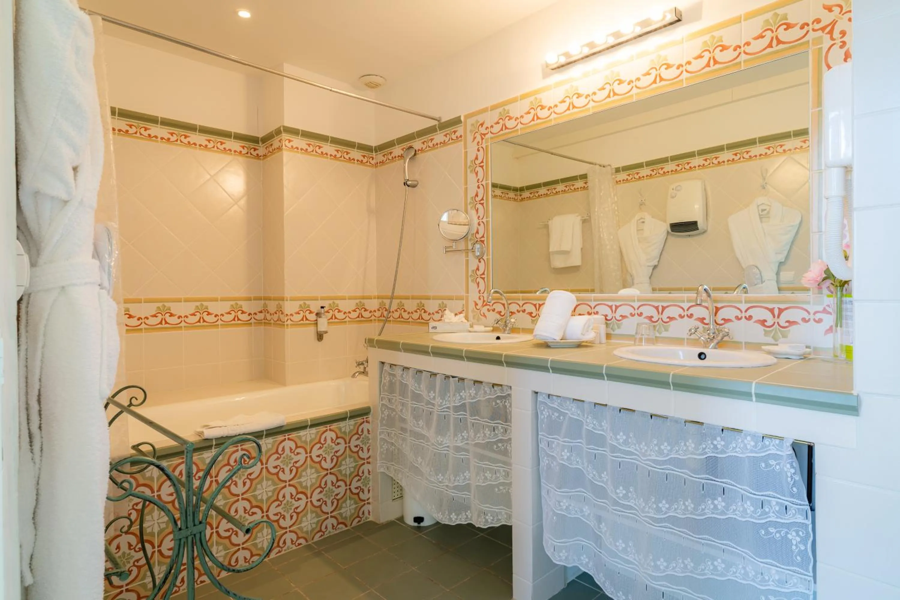 Bathroom in Hôtel l'Orangeraie