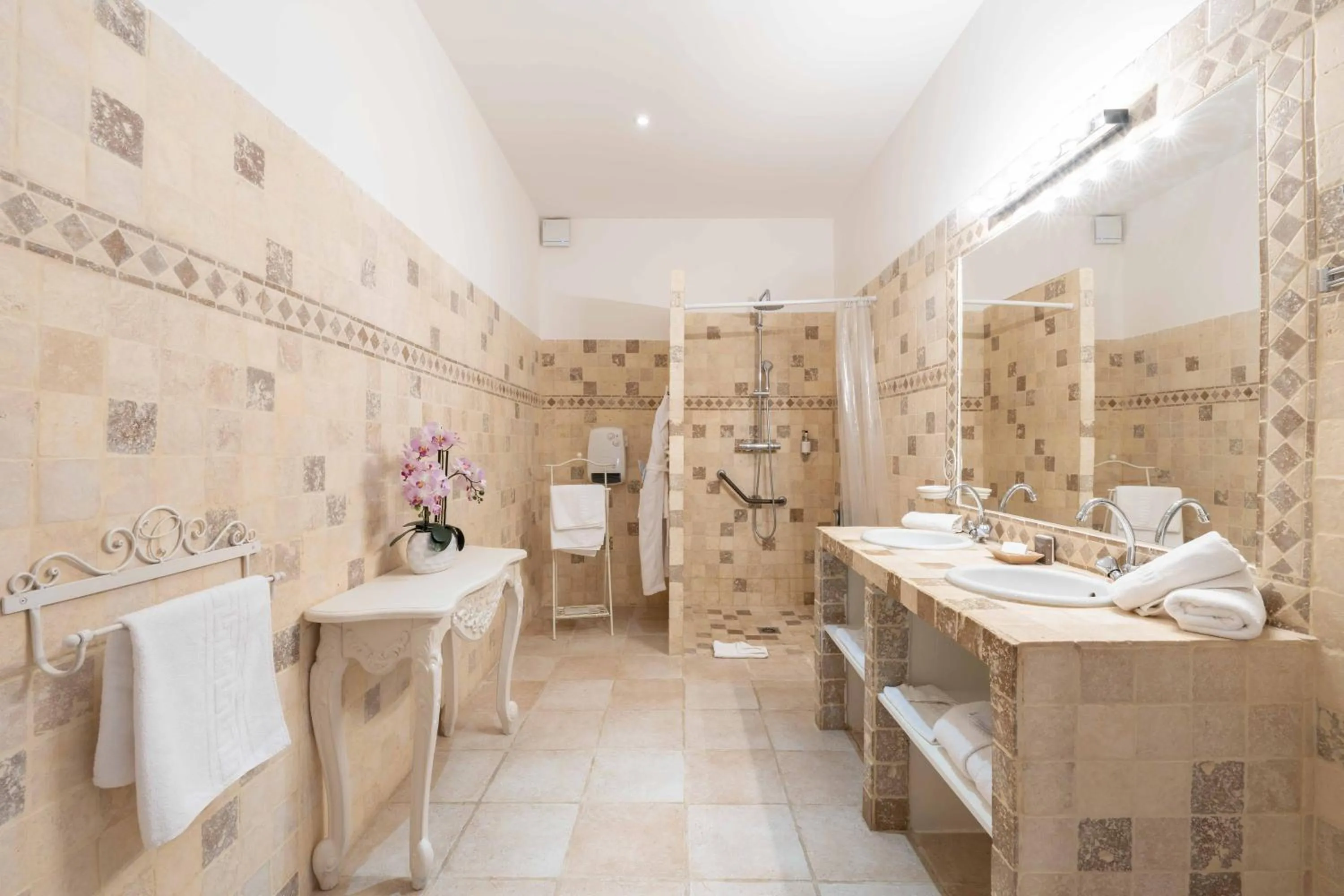 Bathroom in Hôtel l'Orangeraie