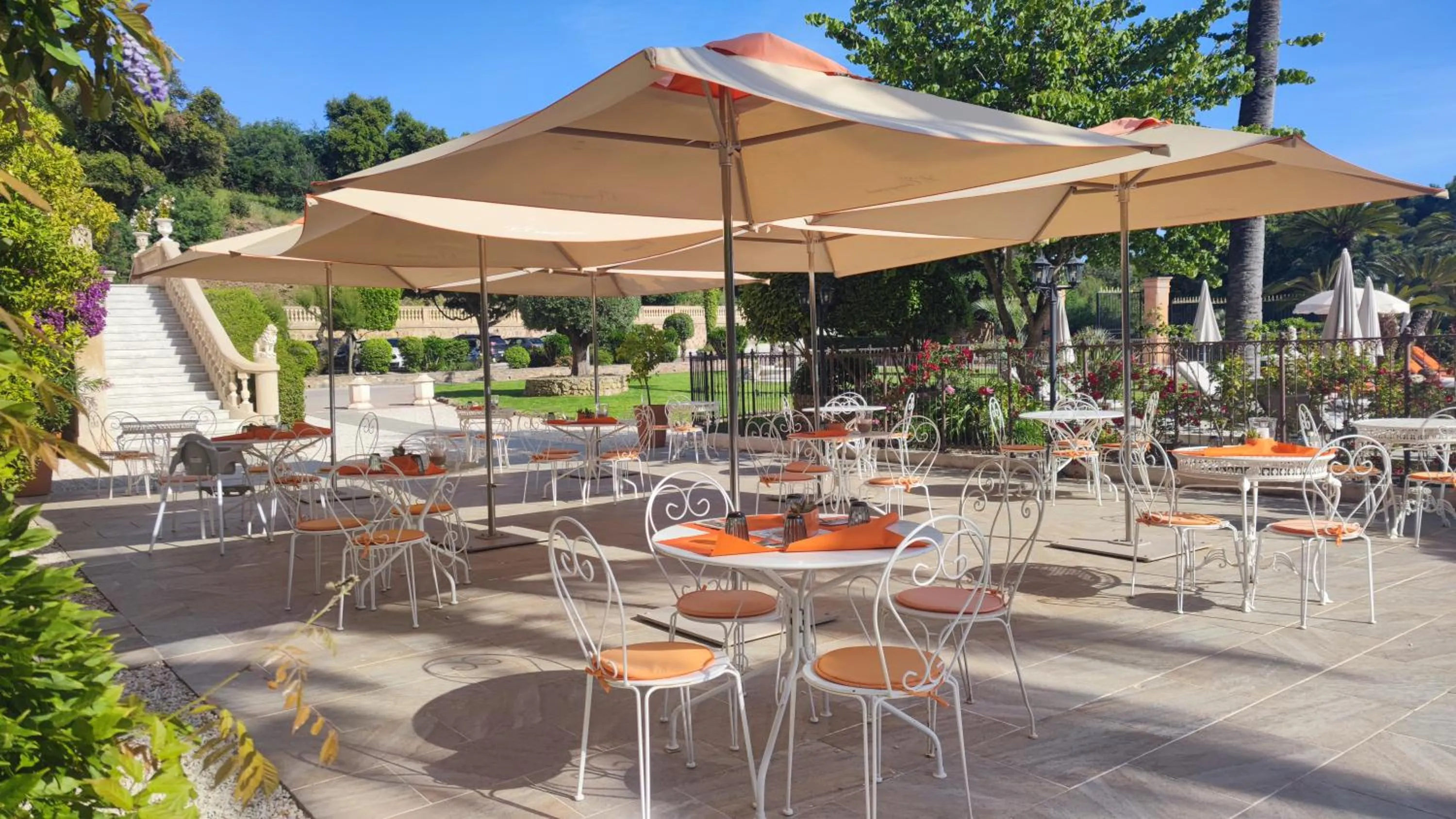 Patio in Hôtel l'Orangeraie