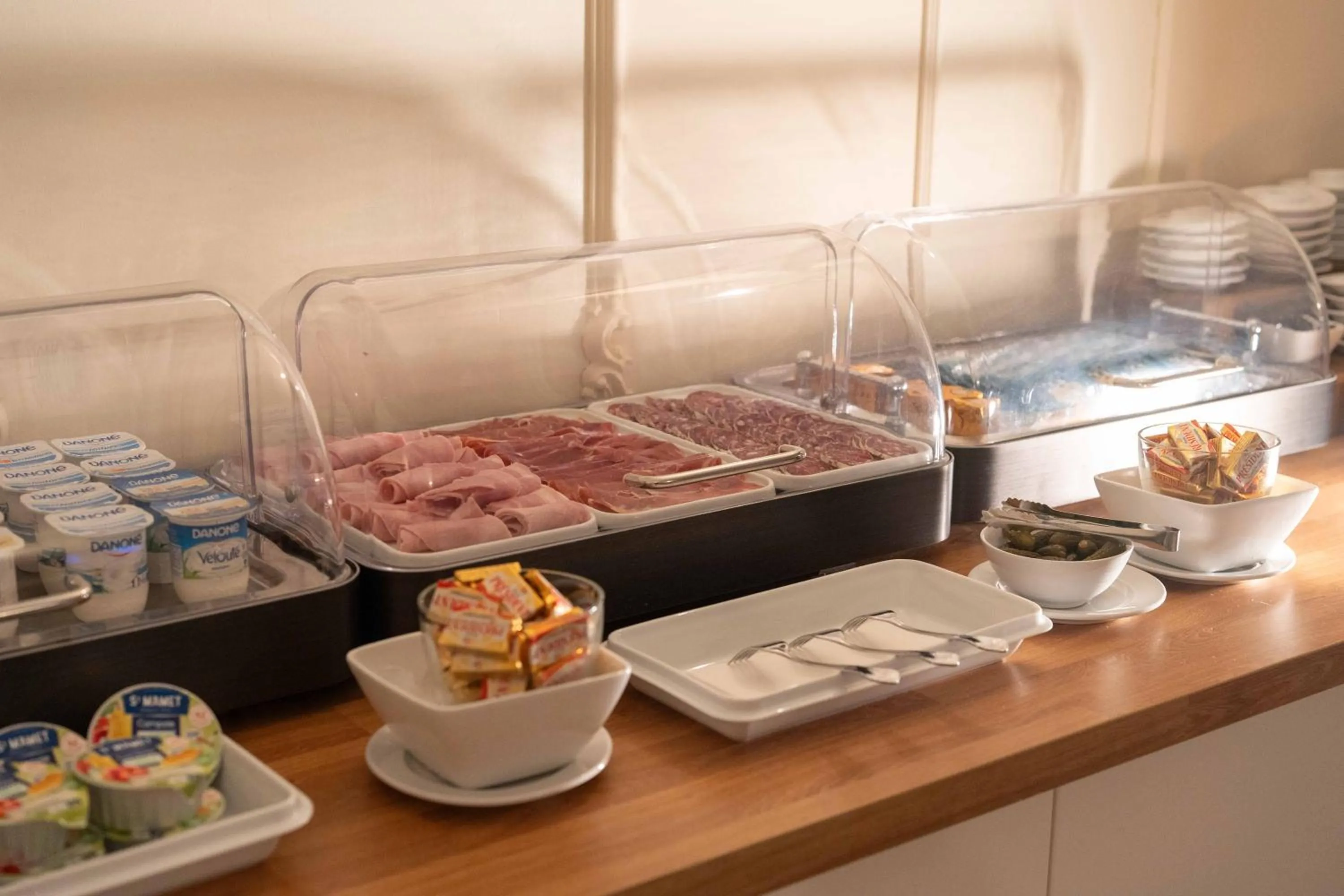 Breakfast in Hôtel l'Orangeraie