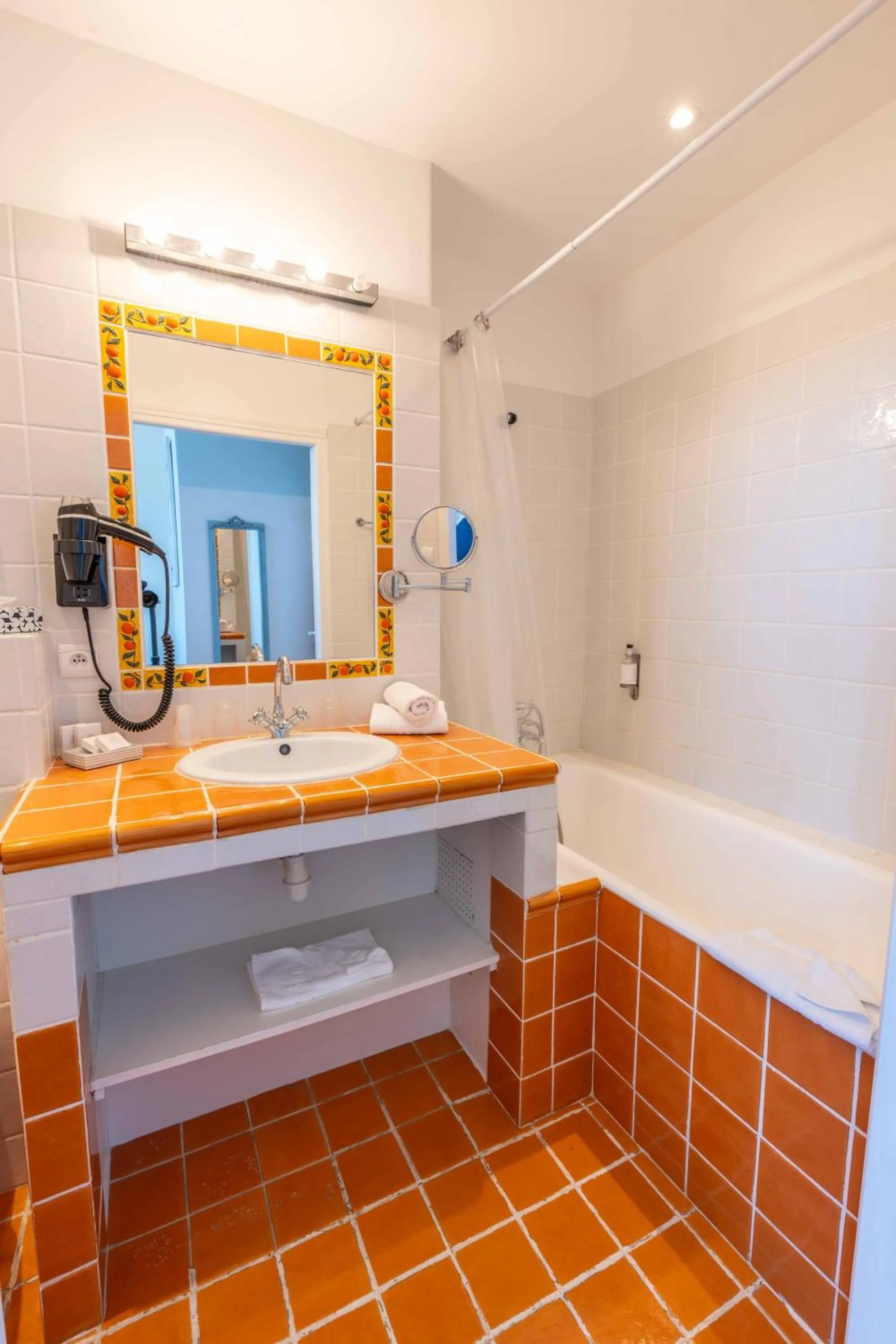 Bathroom in Hôtel l'Orangeraie
