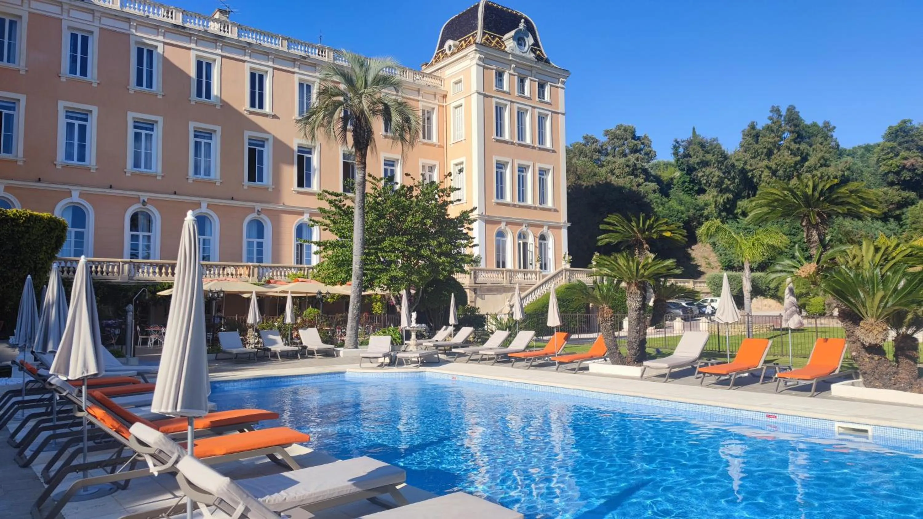 Swimming pool in Hôtel l'Orangeraie