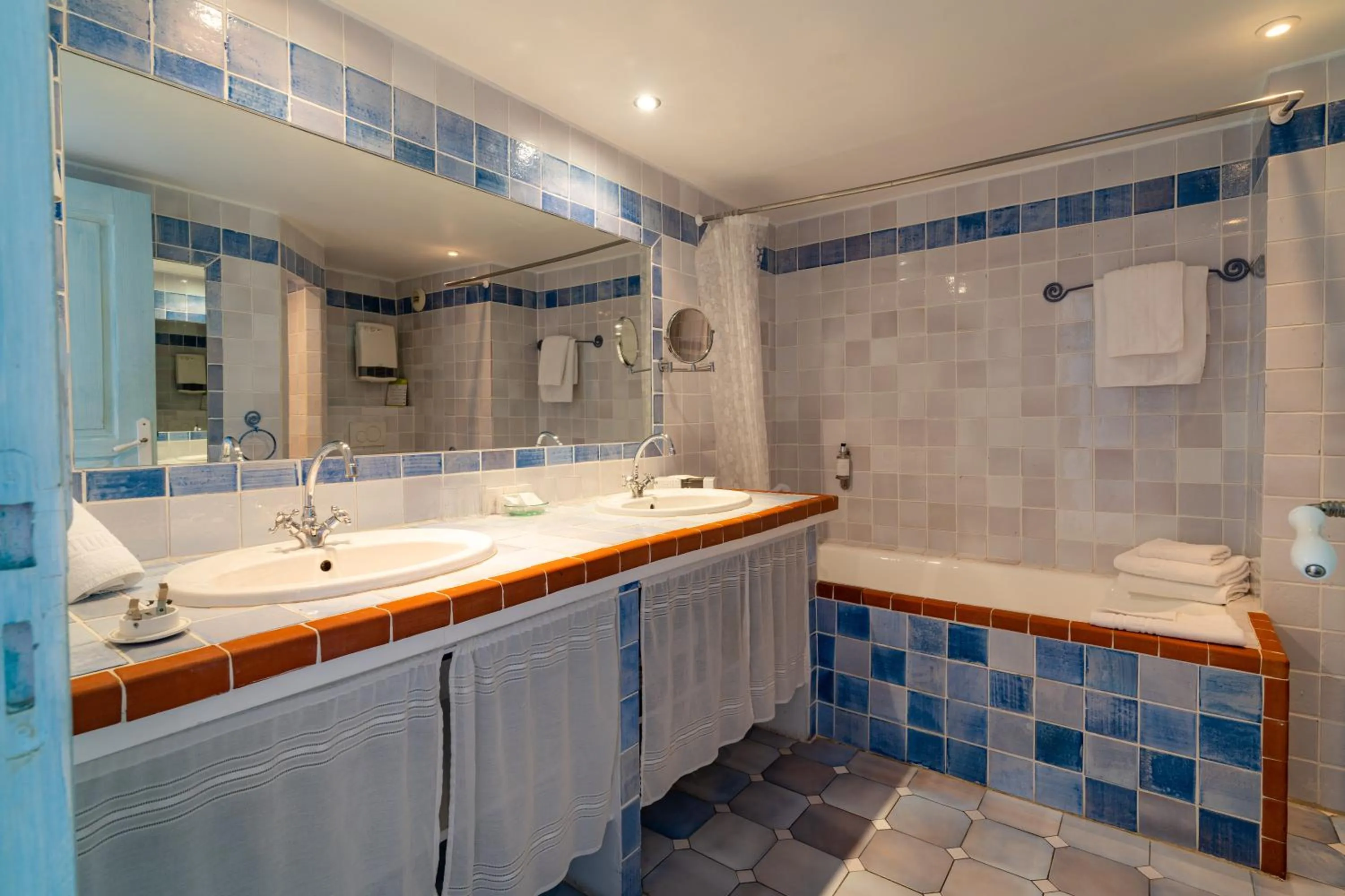 Bathroom in Hôtel l'Orangeraie