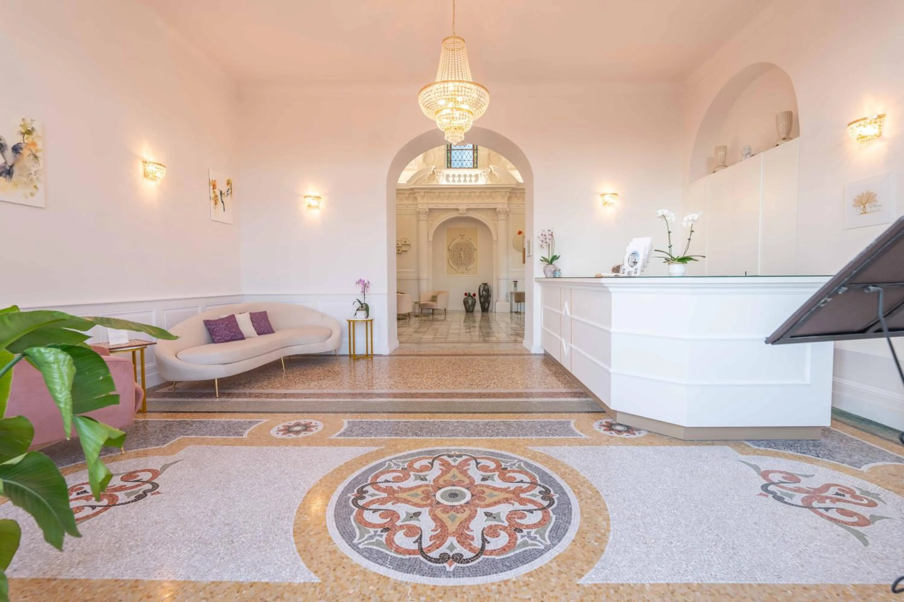 Lobby or reception in Hôtel l'Orangeraie