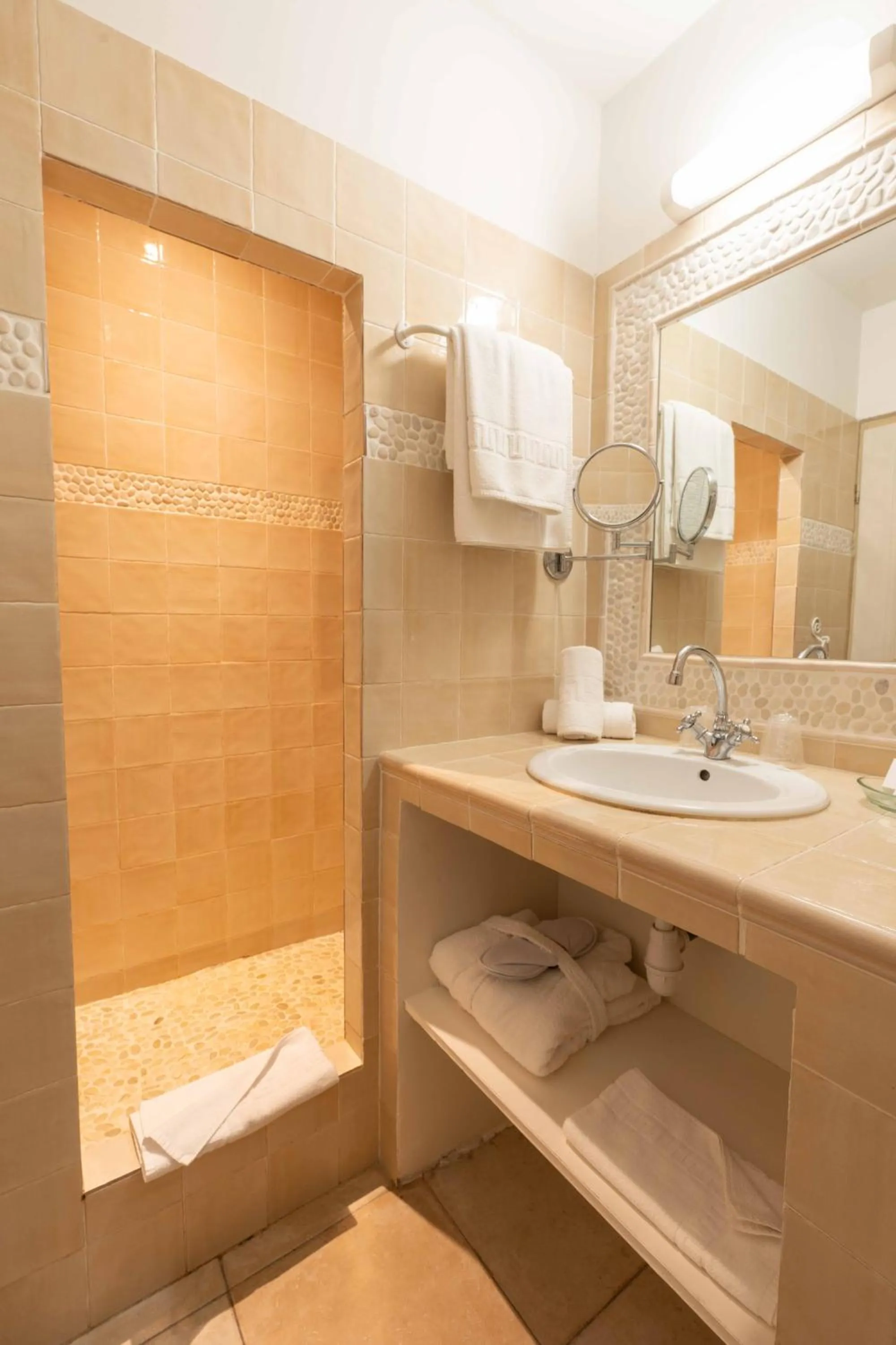 Bathroom in Hôtel l'Orangeraie