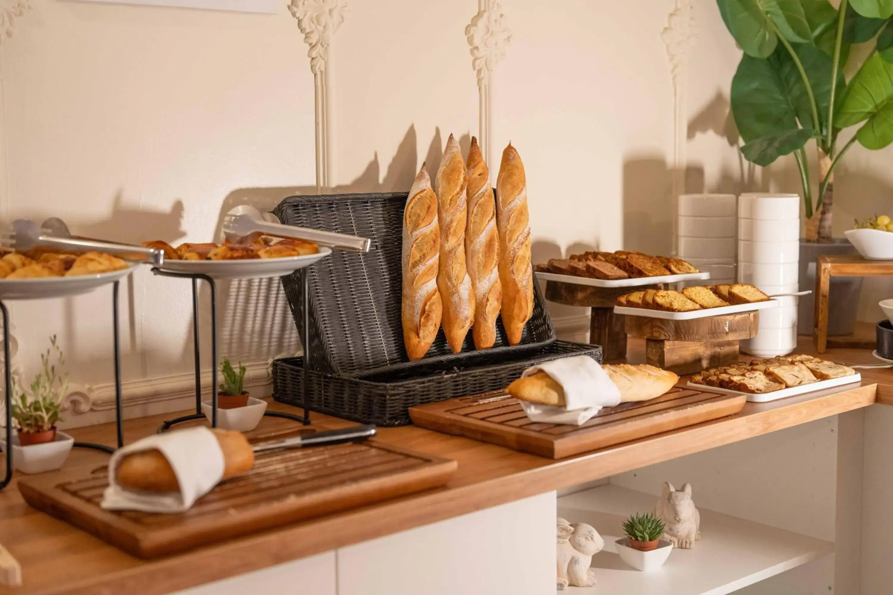 Breakfast in Hôtel l'Orangeraie Breakfast in Hôtel l'Orangeraie