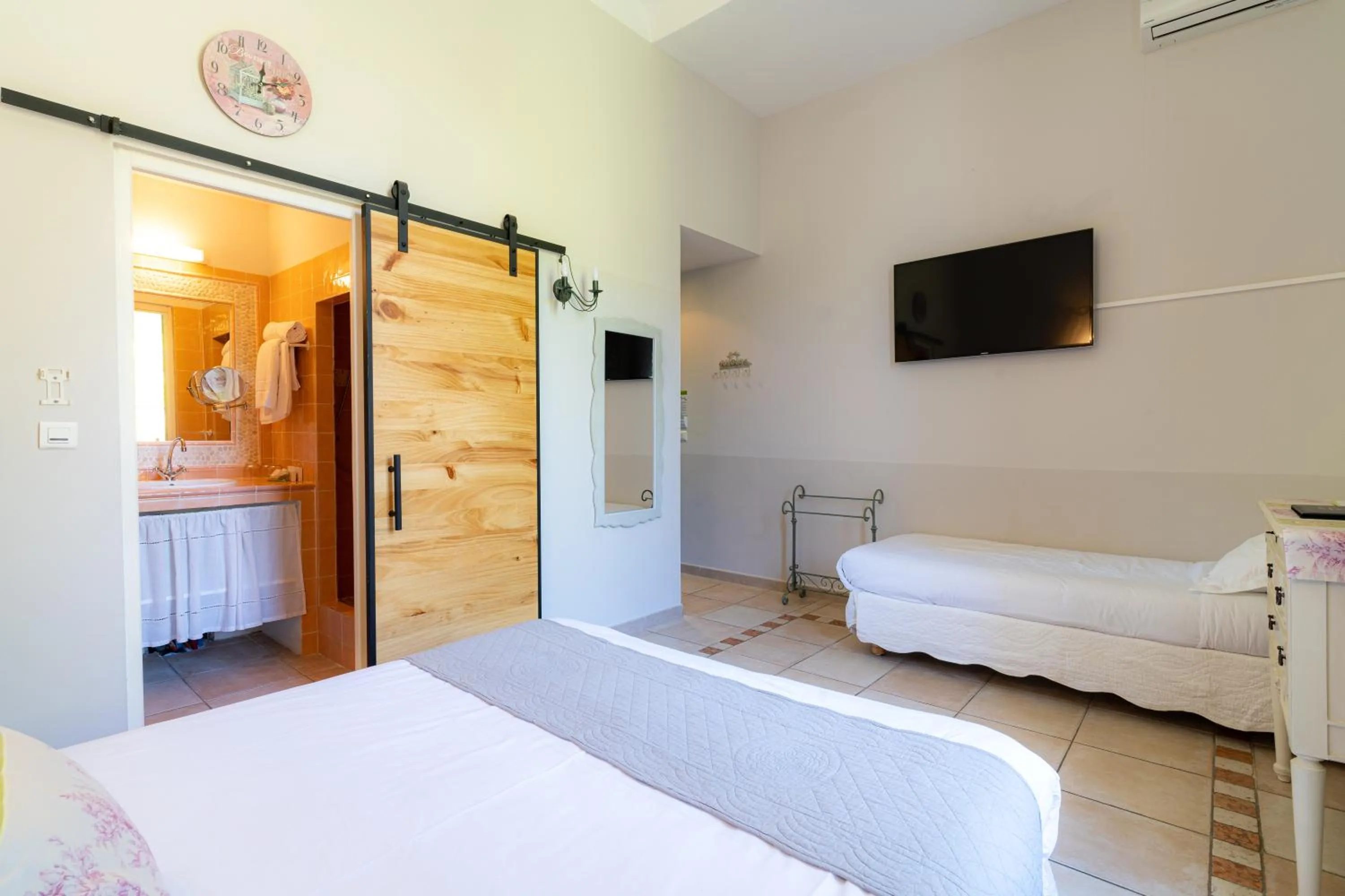 Photo of the whole room in Hôtel l'Orangeraie