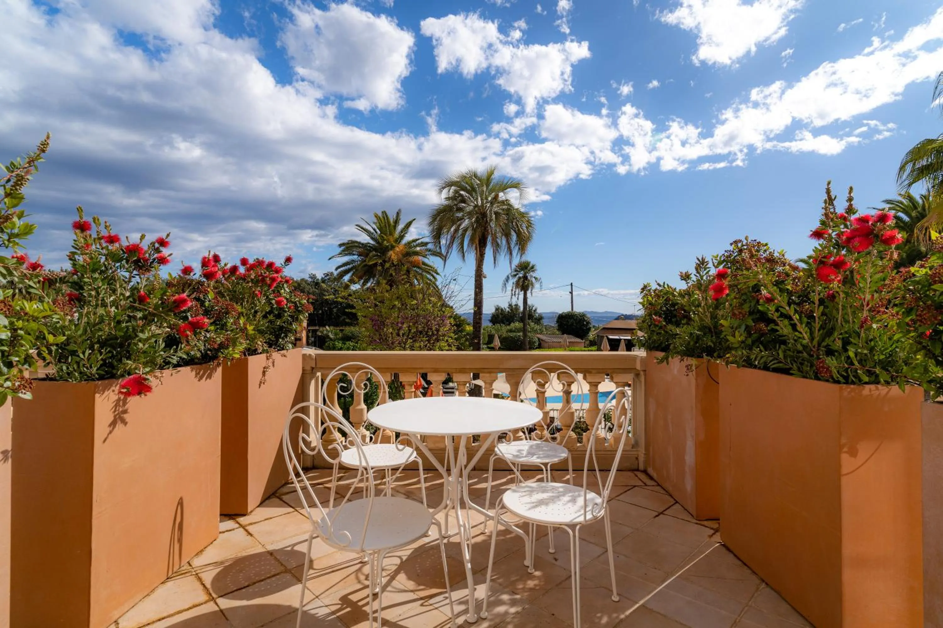 Patio in Hôtel l'Orangeraie