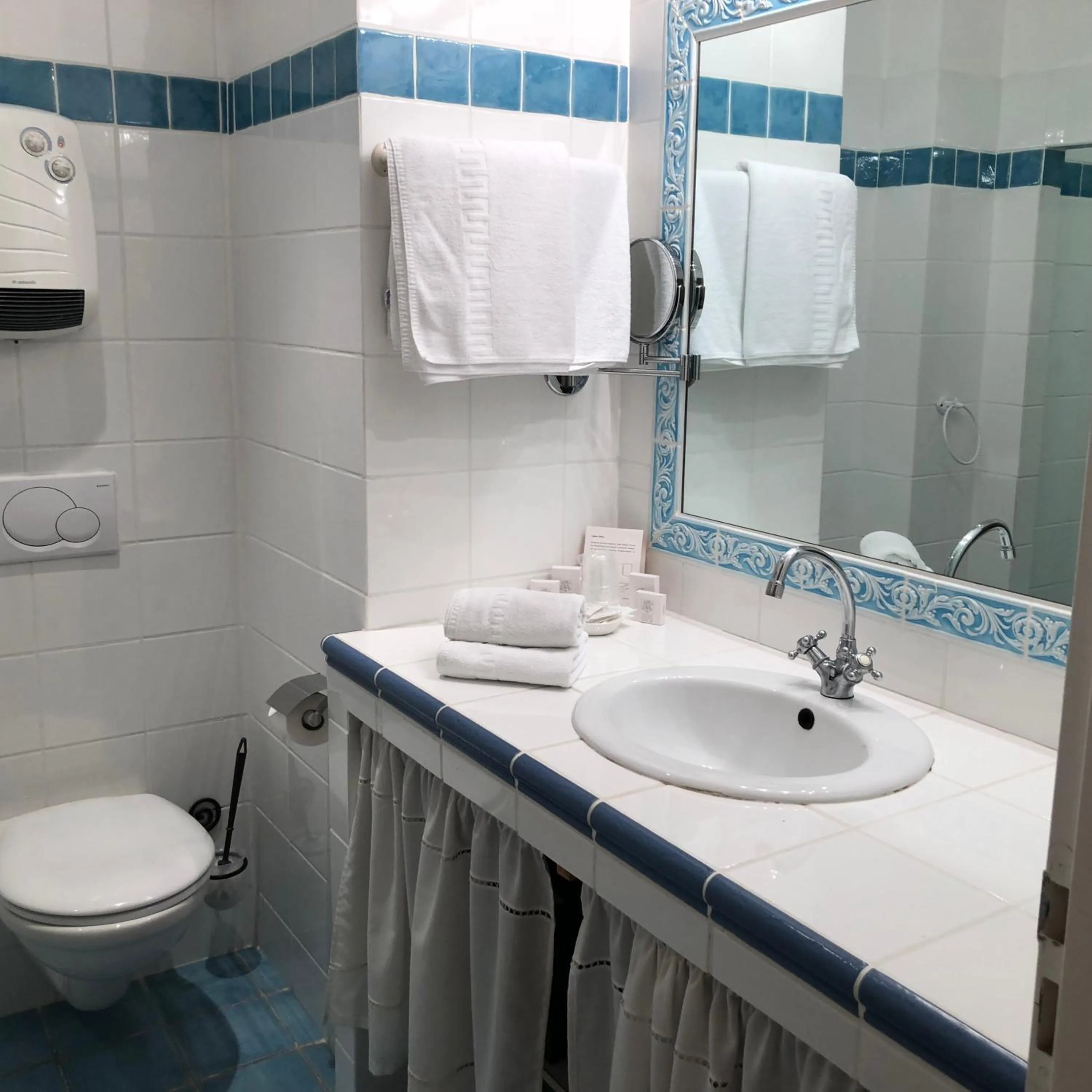 Bathroom in Hôtel l'Orangeraie