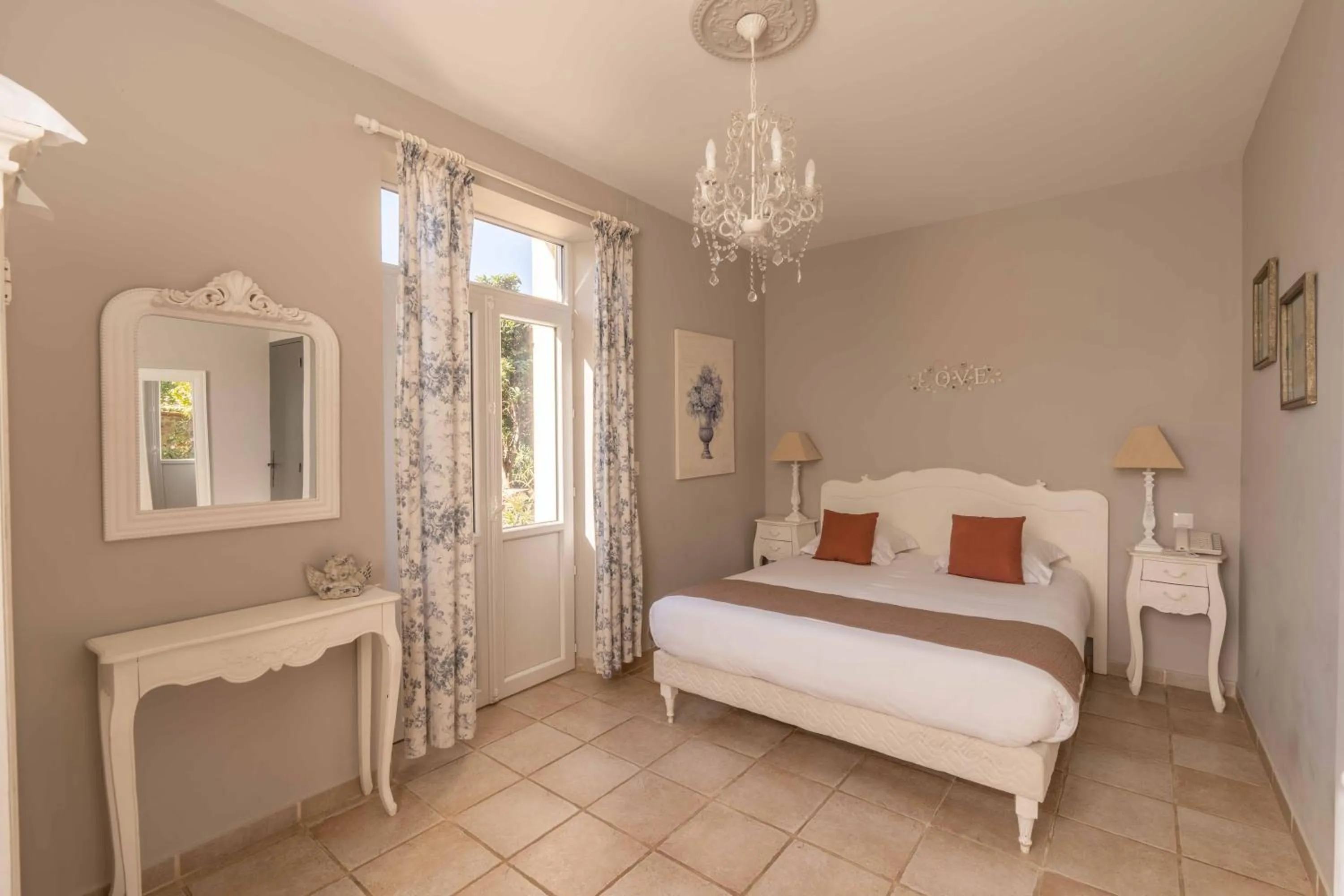 Photo of the whole room in Hôtel l'Orangeraie