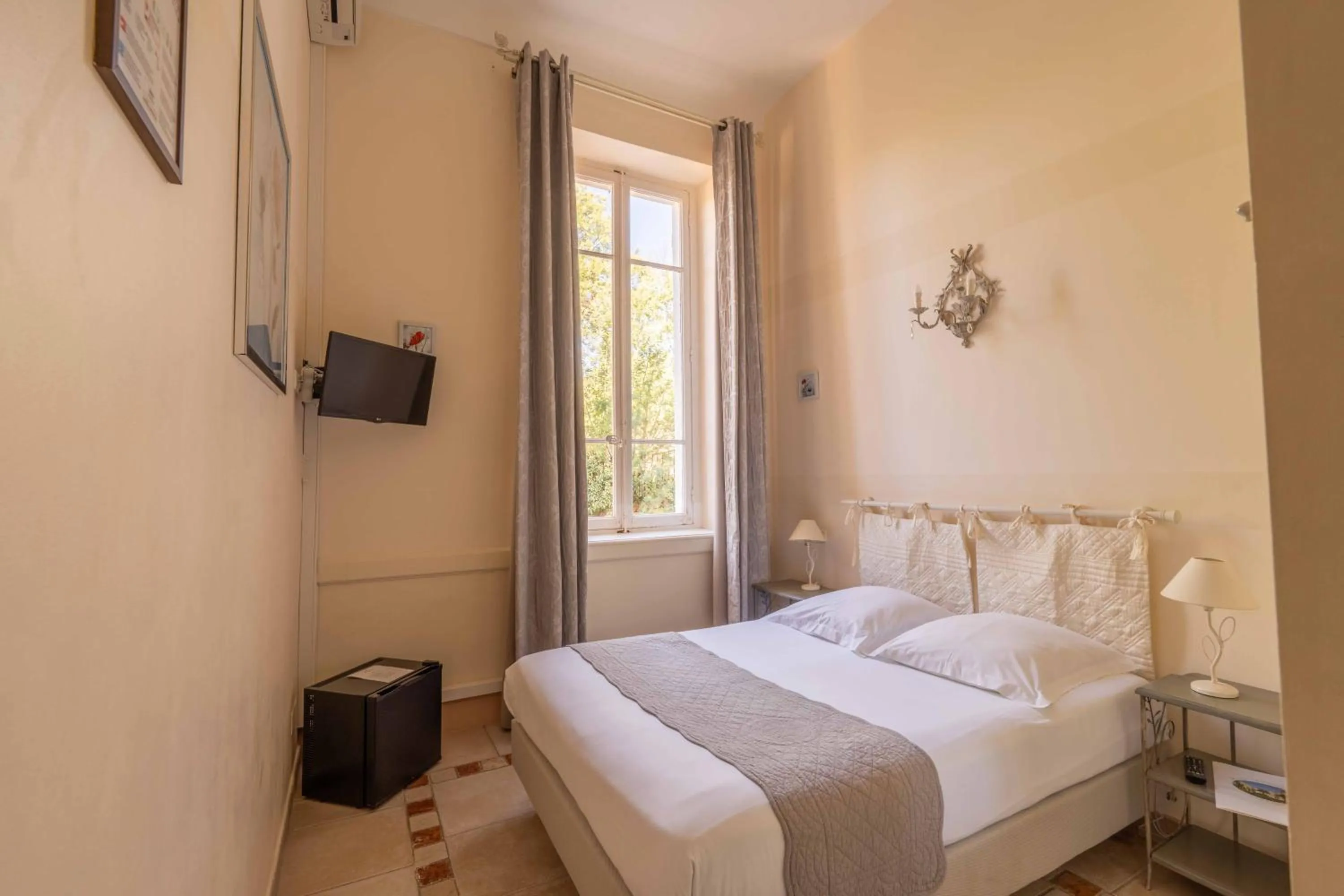 Photo of the whole room in Hôtel l'Orangeraie