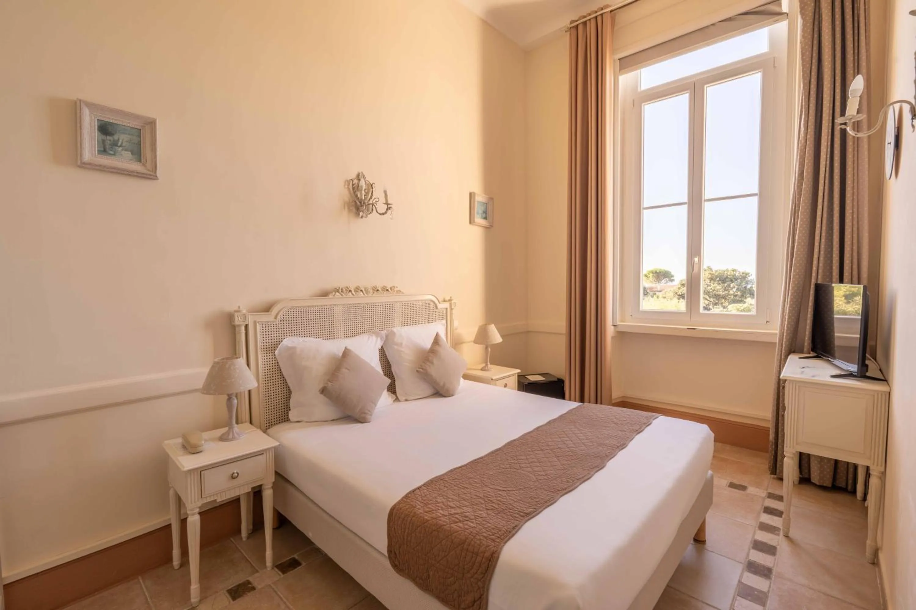 Photo of the whole room in Hôtel l'Orangeraie