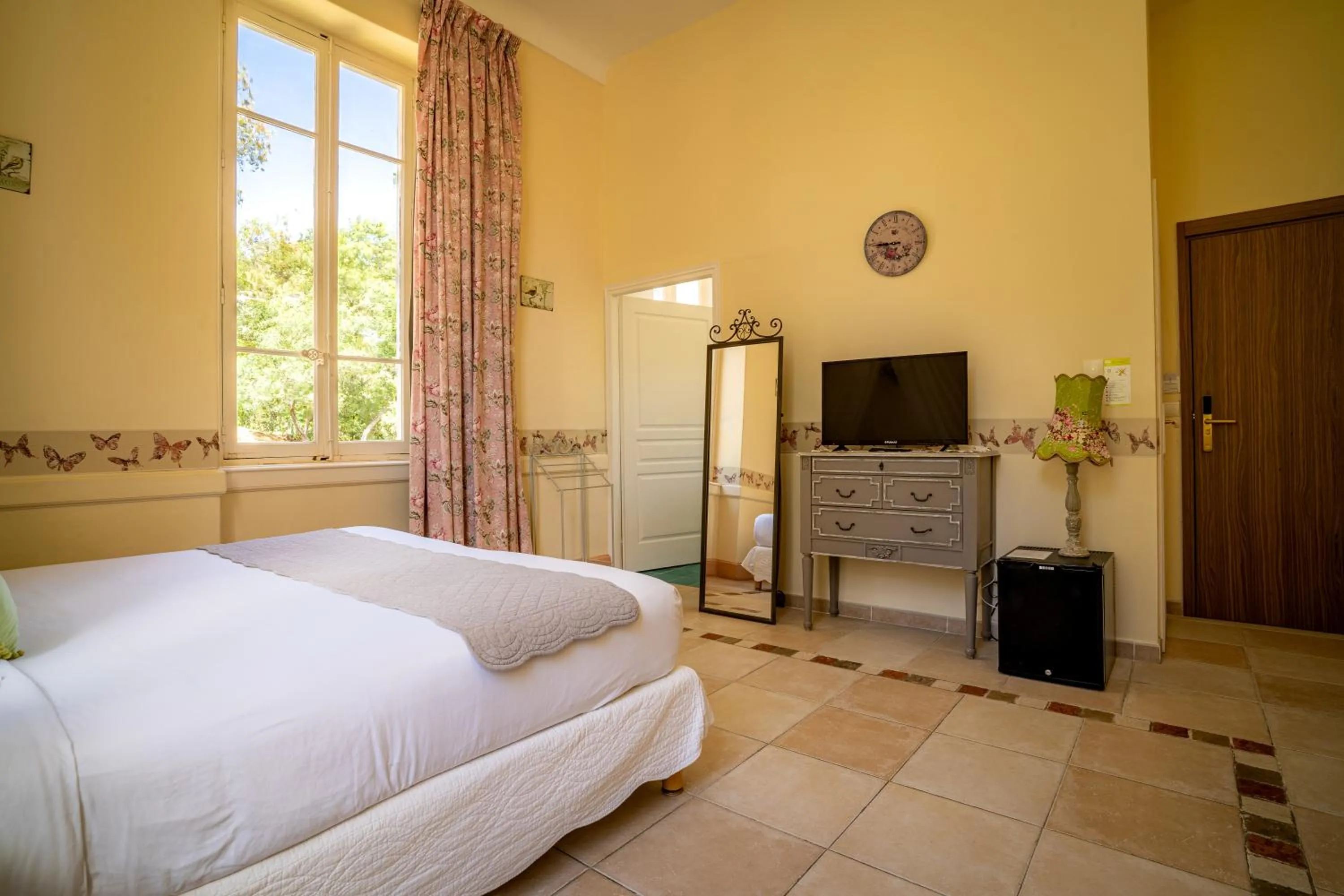 Photo of the whole room in Hôtel l'Orangeraie