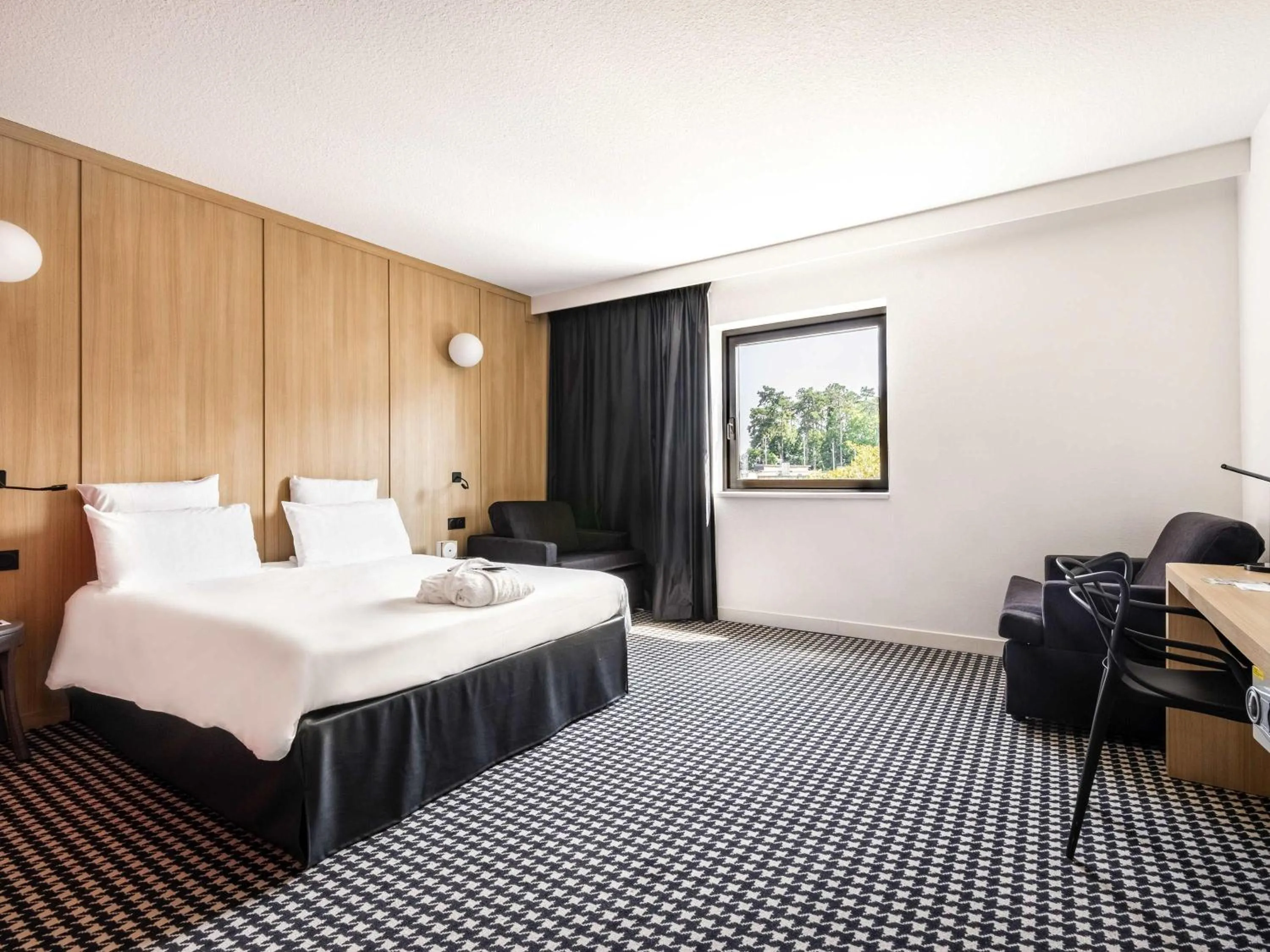 Bedroom, Bed in Mercure Tours Sud