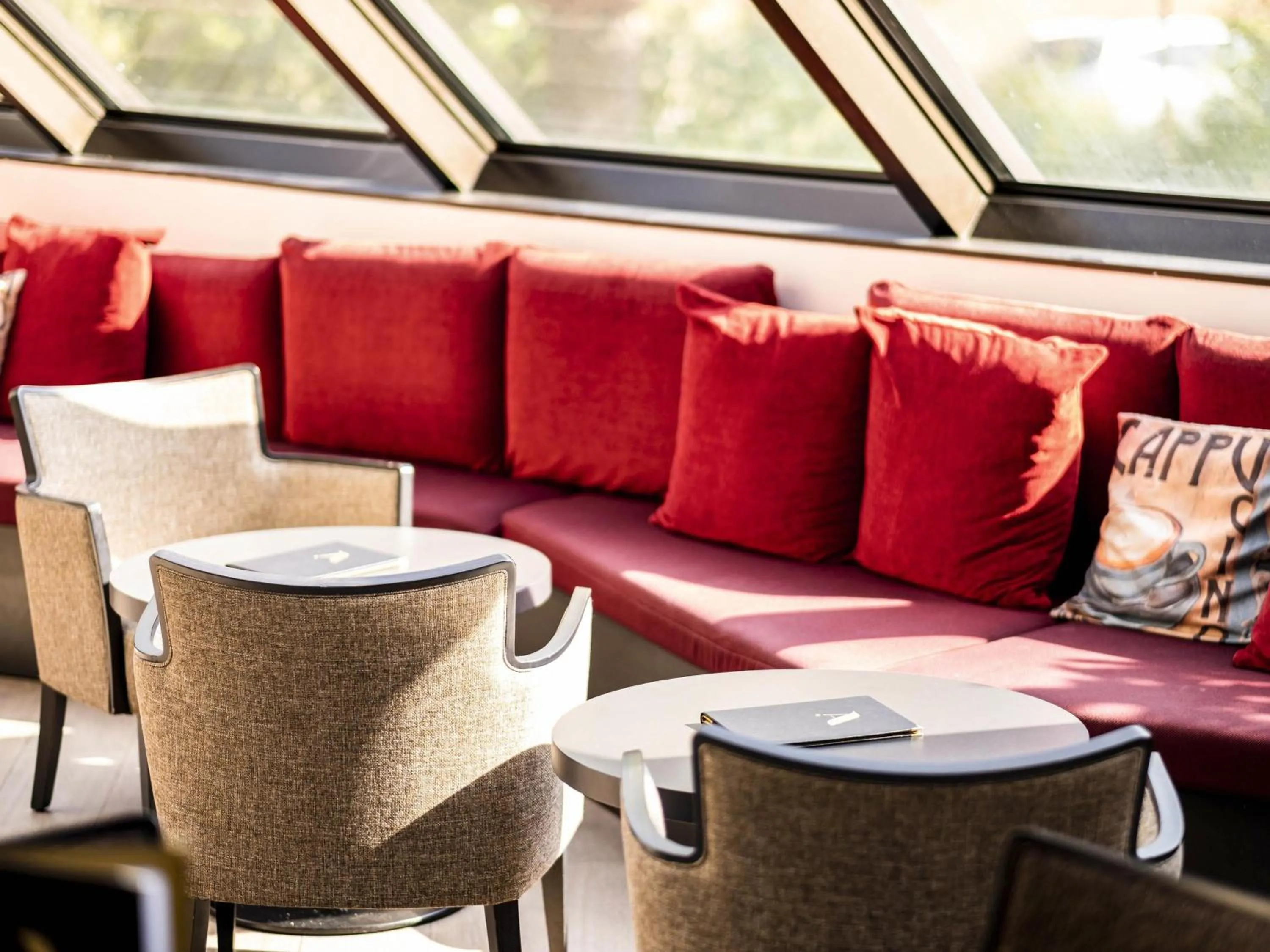 Lounge or bar in Mercure Tours Sud