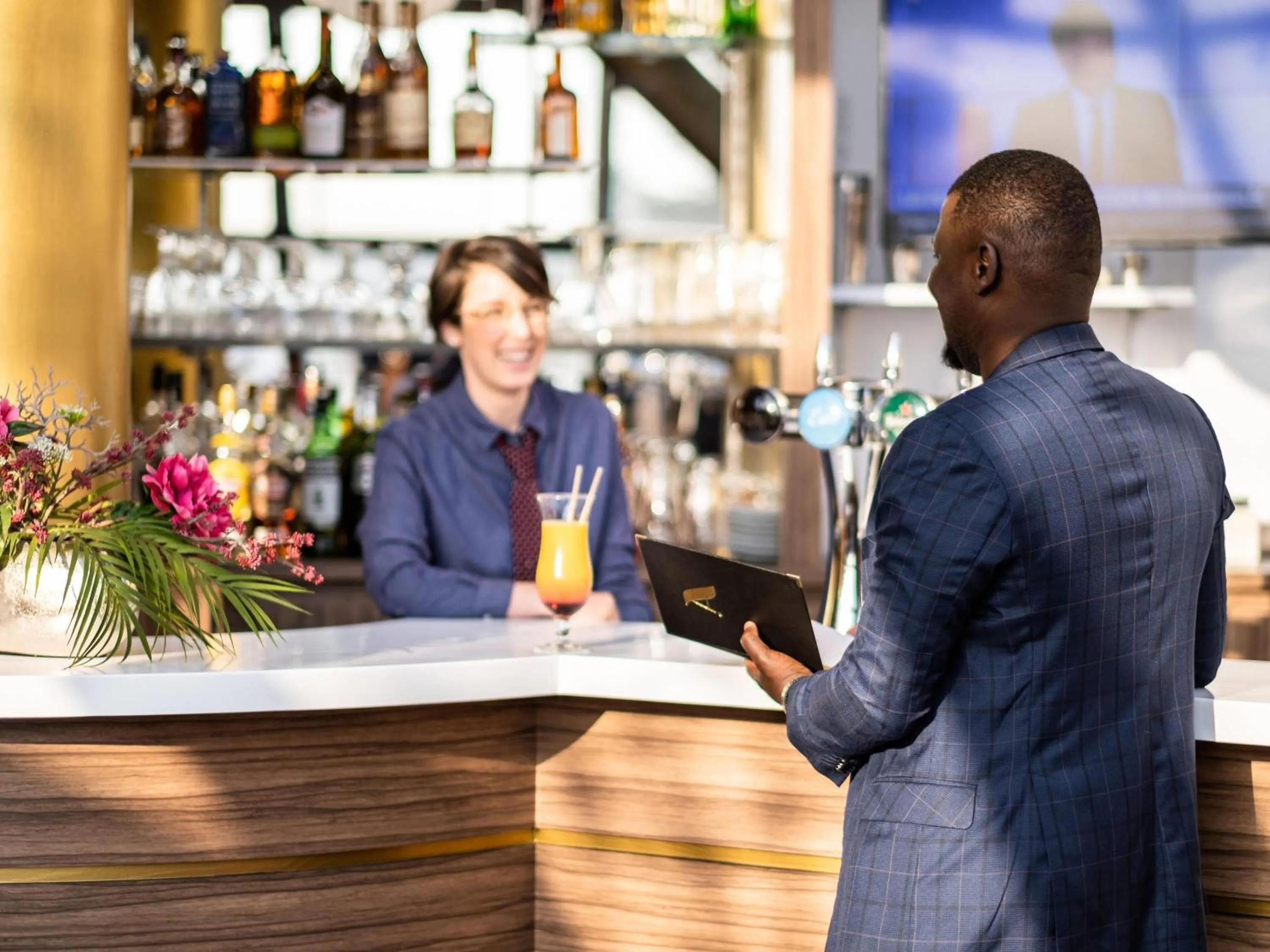 Lounge or bar in Mercure Tours Sud