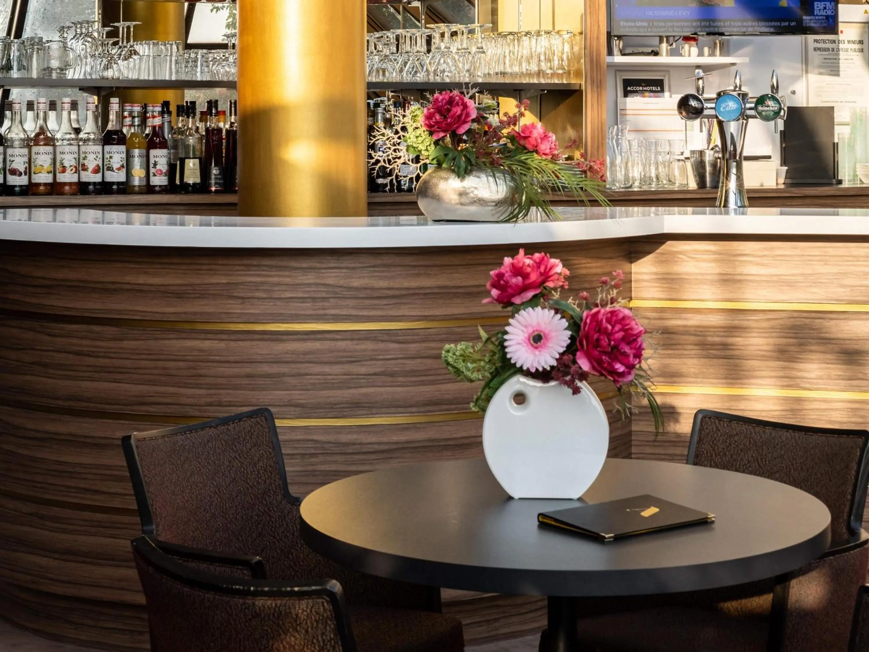 Lounge or bar in Mercure Tours Sud