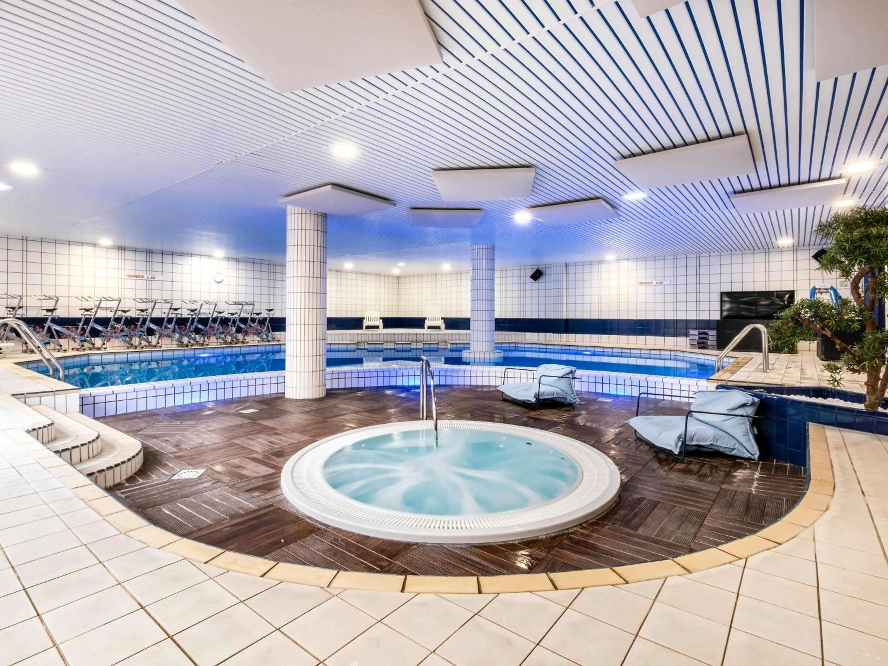 Pool view in Mercure Tours Sud