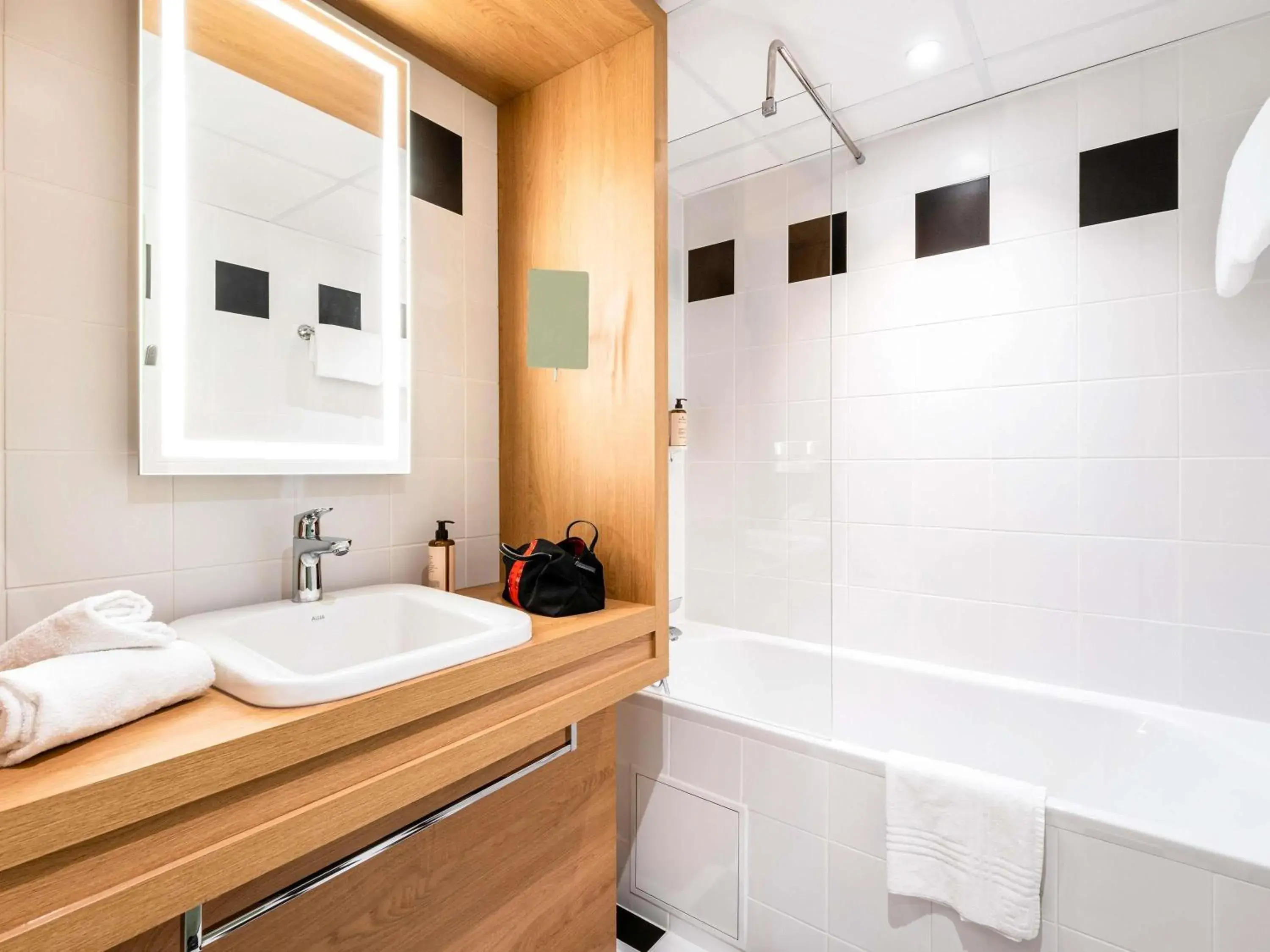 Bedroom, Bed in Mercure Tours Sud Bedroom, Bed in Mercure Tours Sud