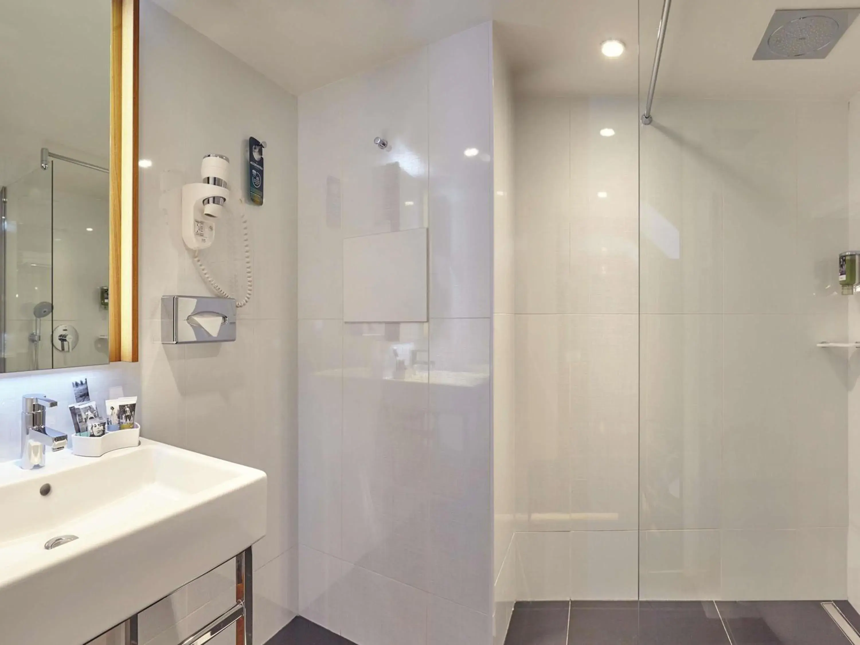 Bedroom in Mercure Paris Opera Garnier Hôtel & Spa Bedroom in Mercure Paris Opera Garnier Hôtel & Spa