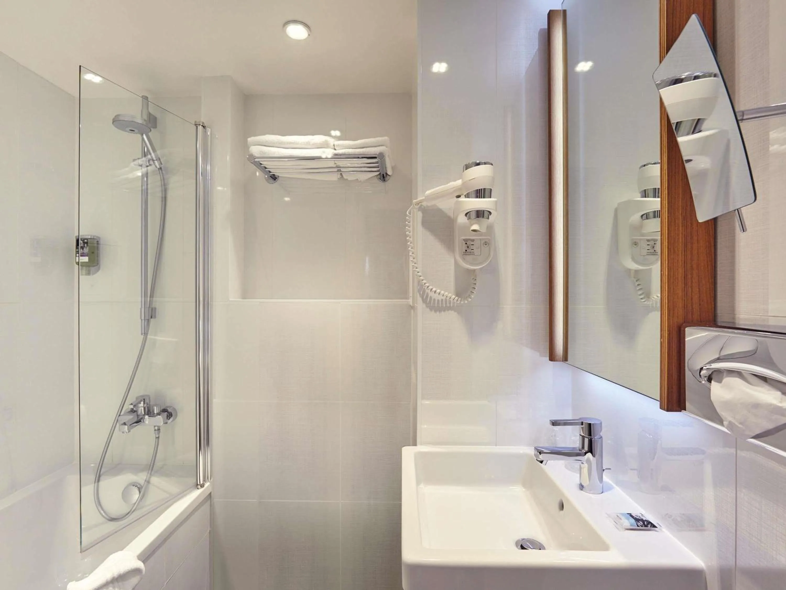 Bedroom in Mercure Paris Opera Garnier Hôtel & Spa