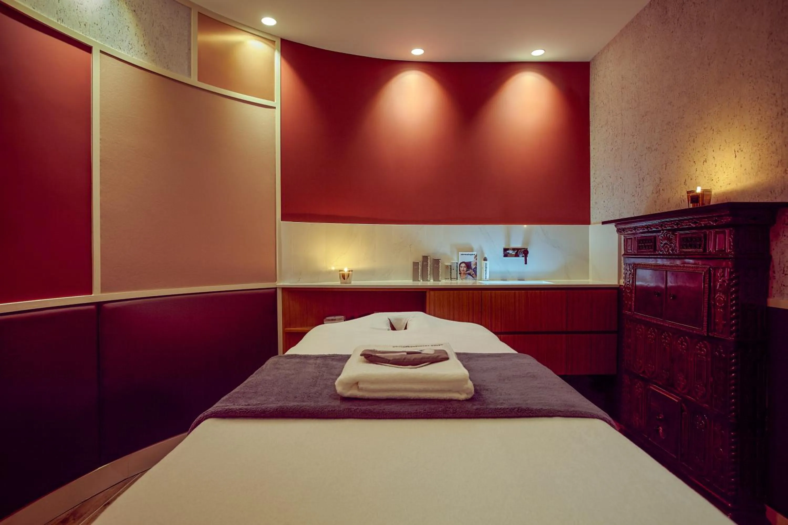 Massage, Bed in Mercure Paris Opera Garnier Hôtel & Spa