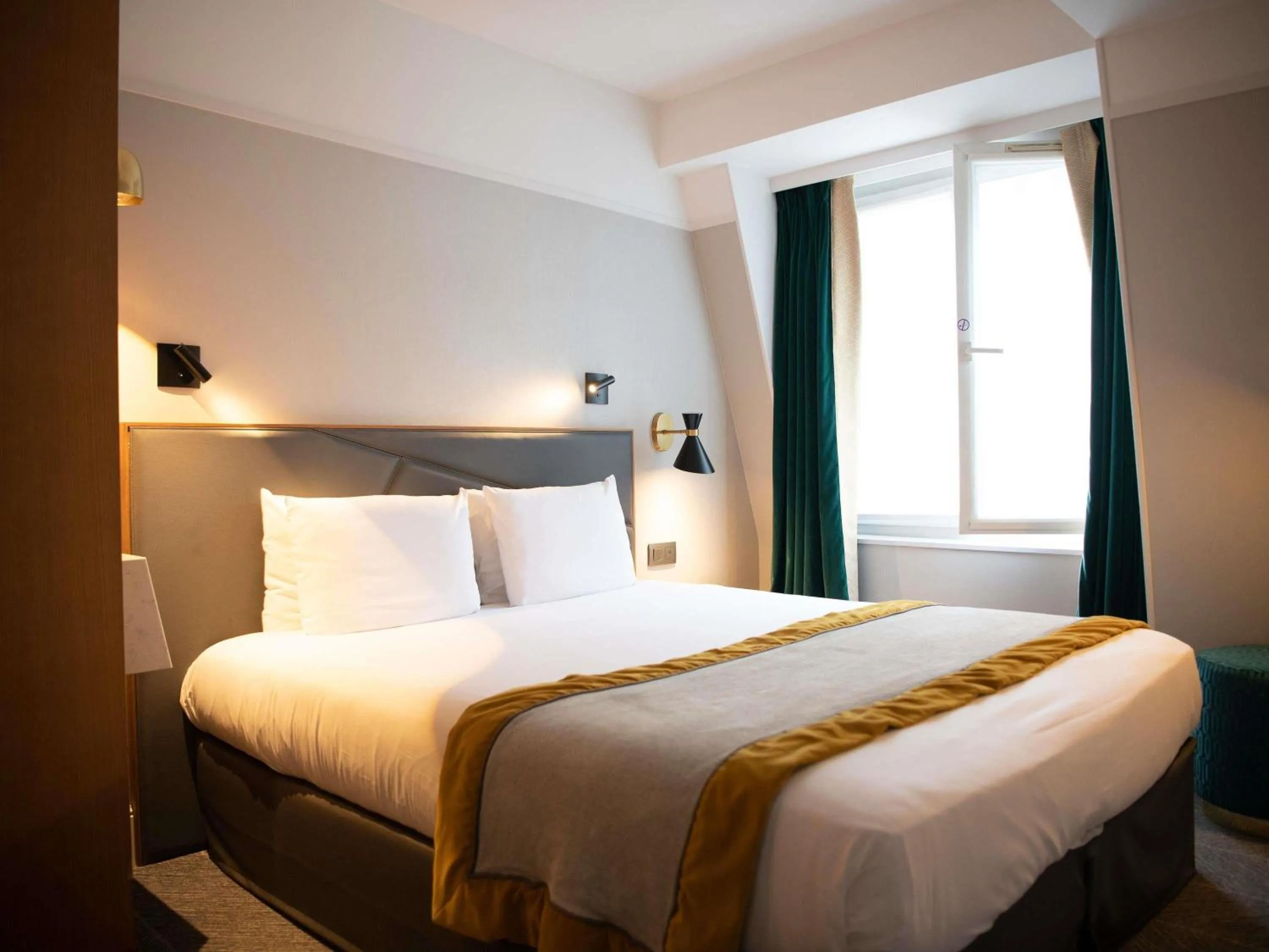 Bedroom, Bed in Mercure Paris Opera Garnier Hôtel & Spa