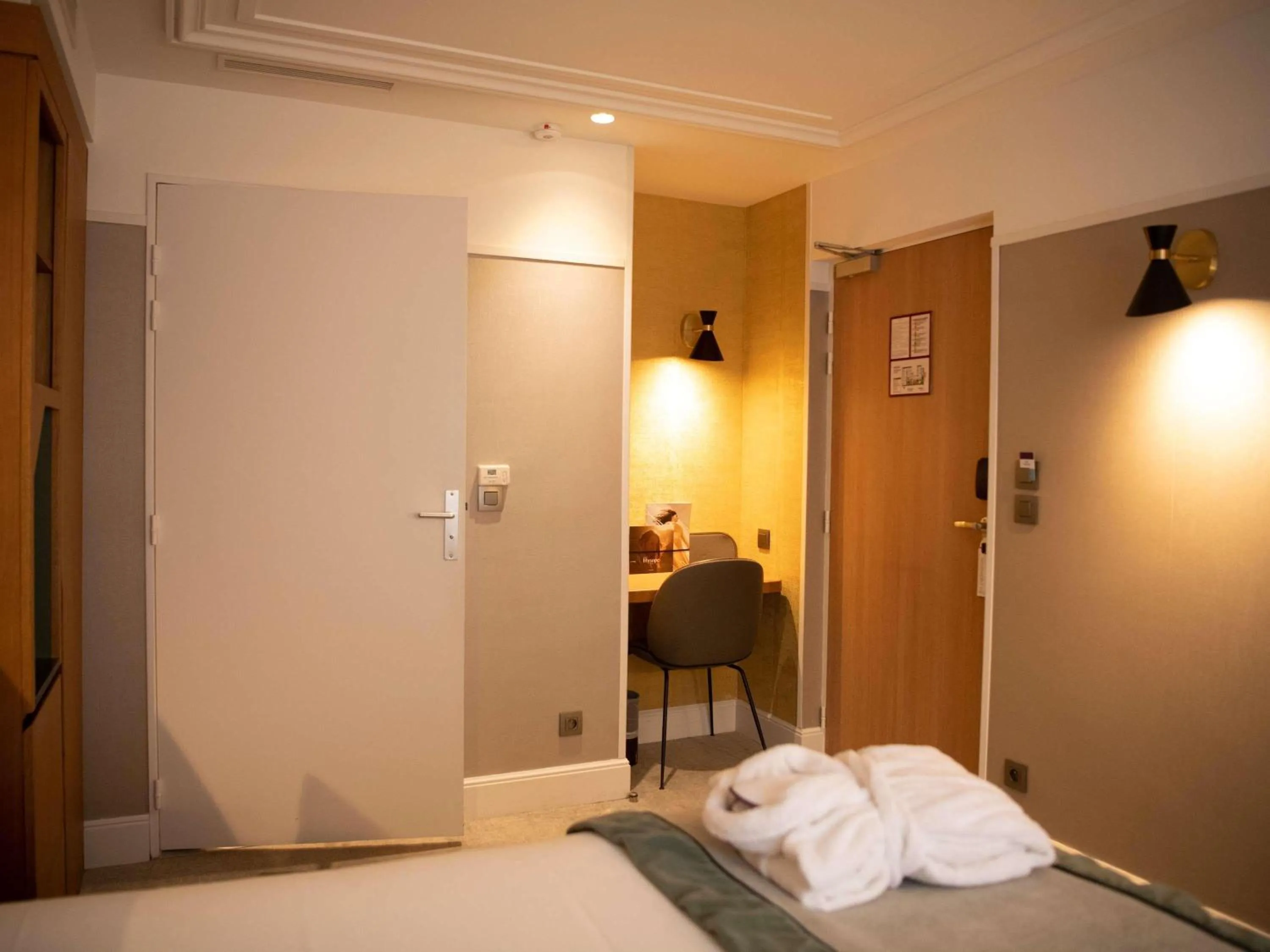 Bedroom, Bed in Mercure Paris Opera Garnier Hôtel & Spa