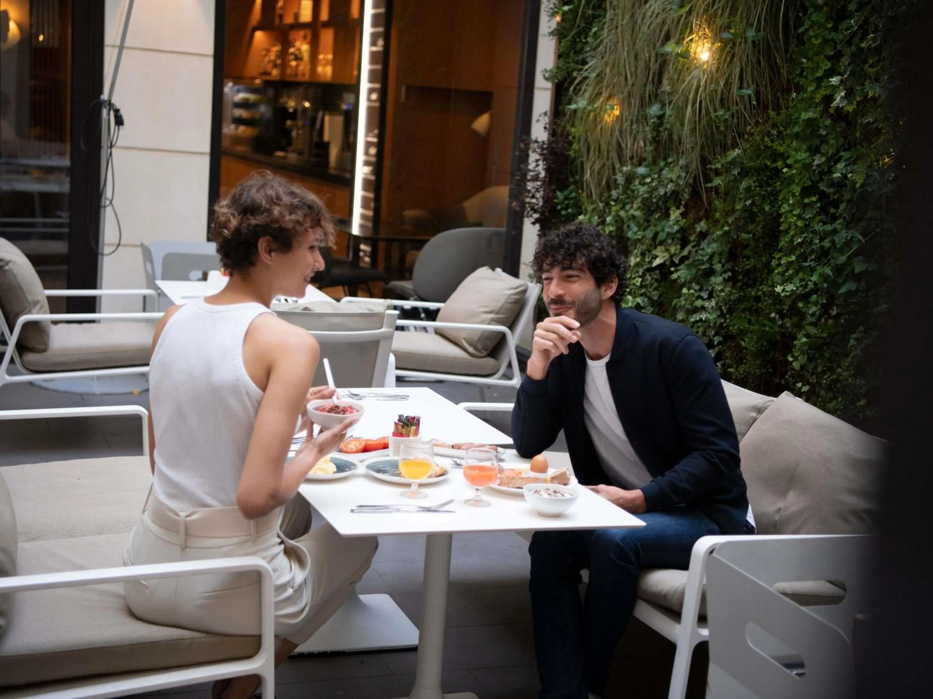 Lounge or bar in Mercure Paris Opera Garnier Hôtel & Spa