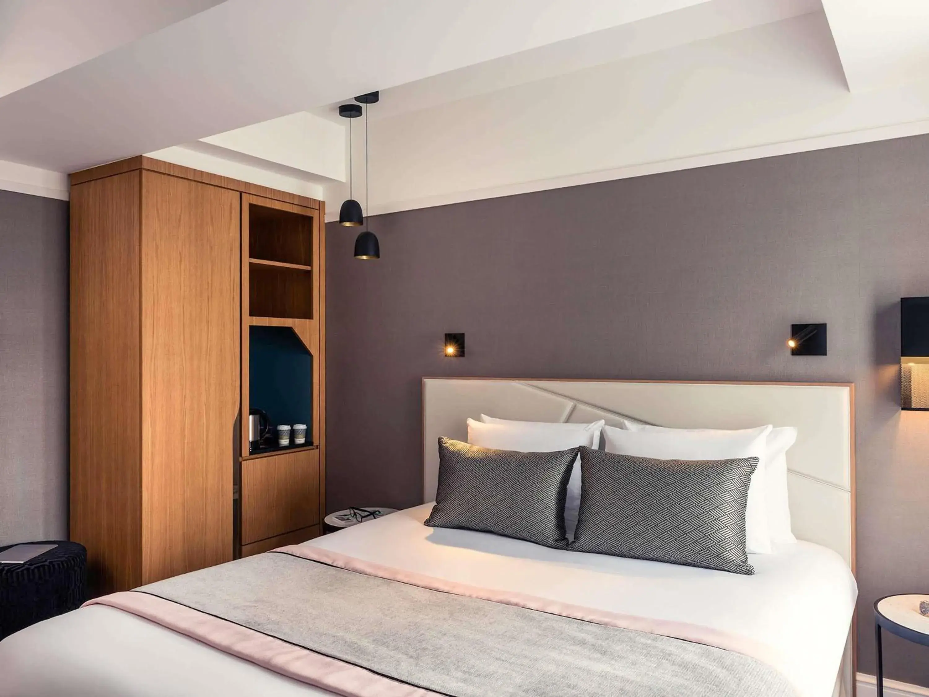 Bedroom, Bed in Mercure Paris Opera Garnier Hôtel & Spa Bedroom, Bed in Mercure Paris Opera Garnier Hôtel & Spa