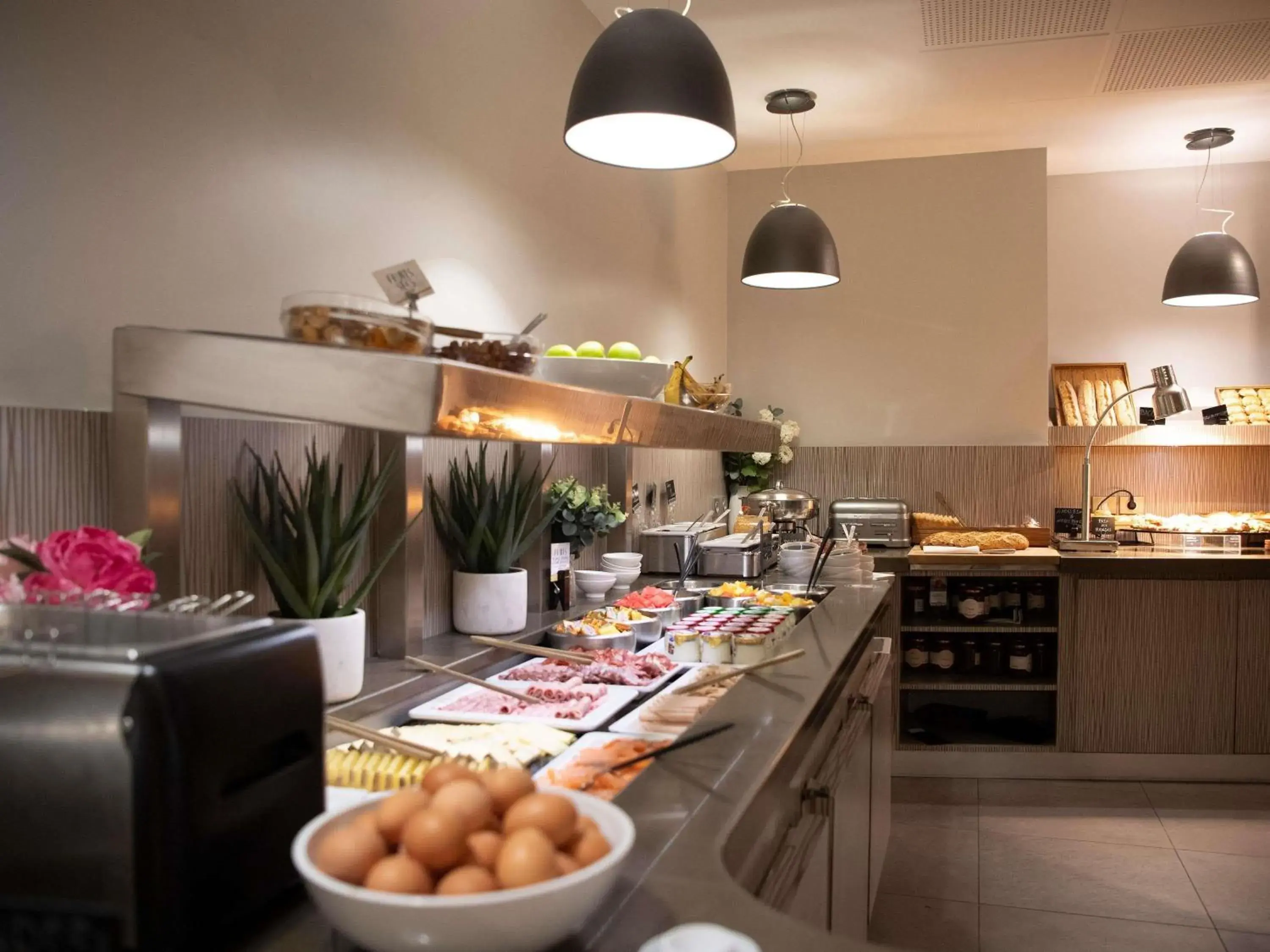 Breakfast in Mercure Paris Opera Garnier Hôtel & Spa Breakfast in Mercure Paris Opera Garnier Hôtel & Spa