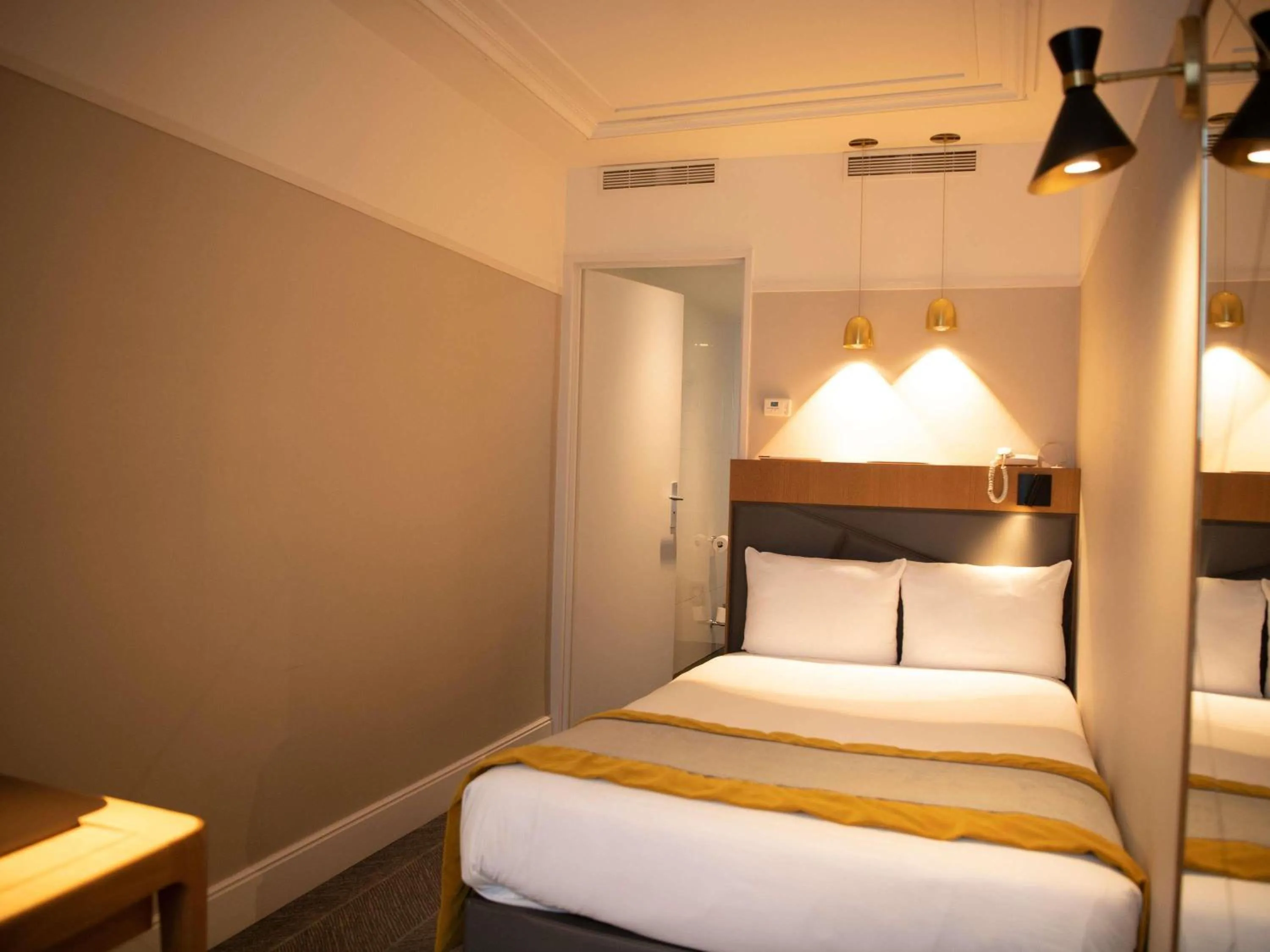 Bedroom, Bed in Mercure Paris Opera Garnier Hôtel & Spa