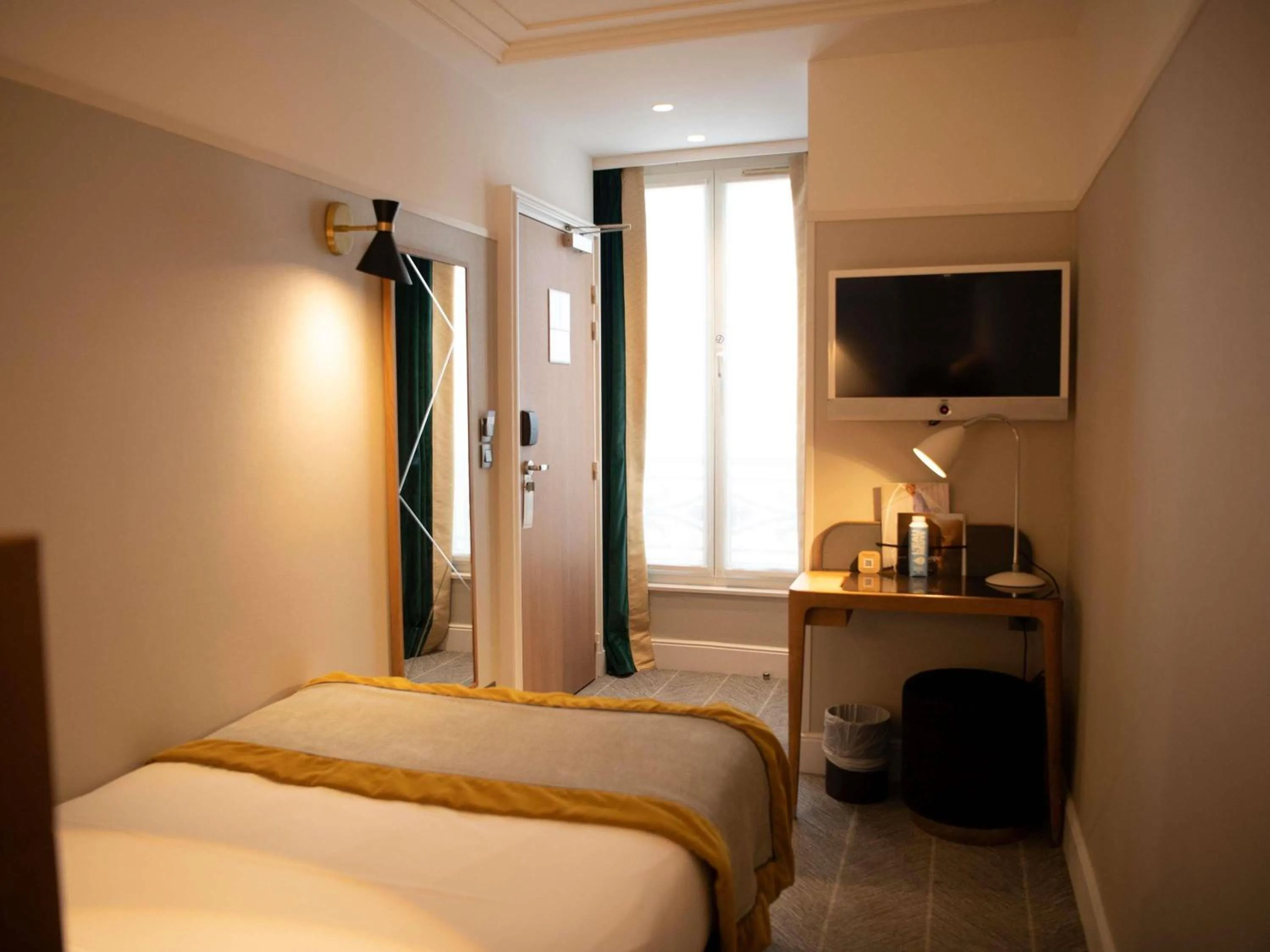 Bedroom, Bed in Mercure Paris Opera Garnier Hôtel & Spa