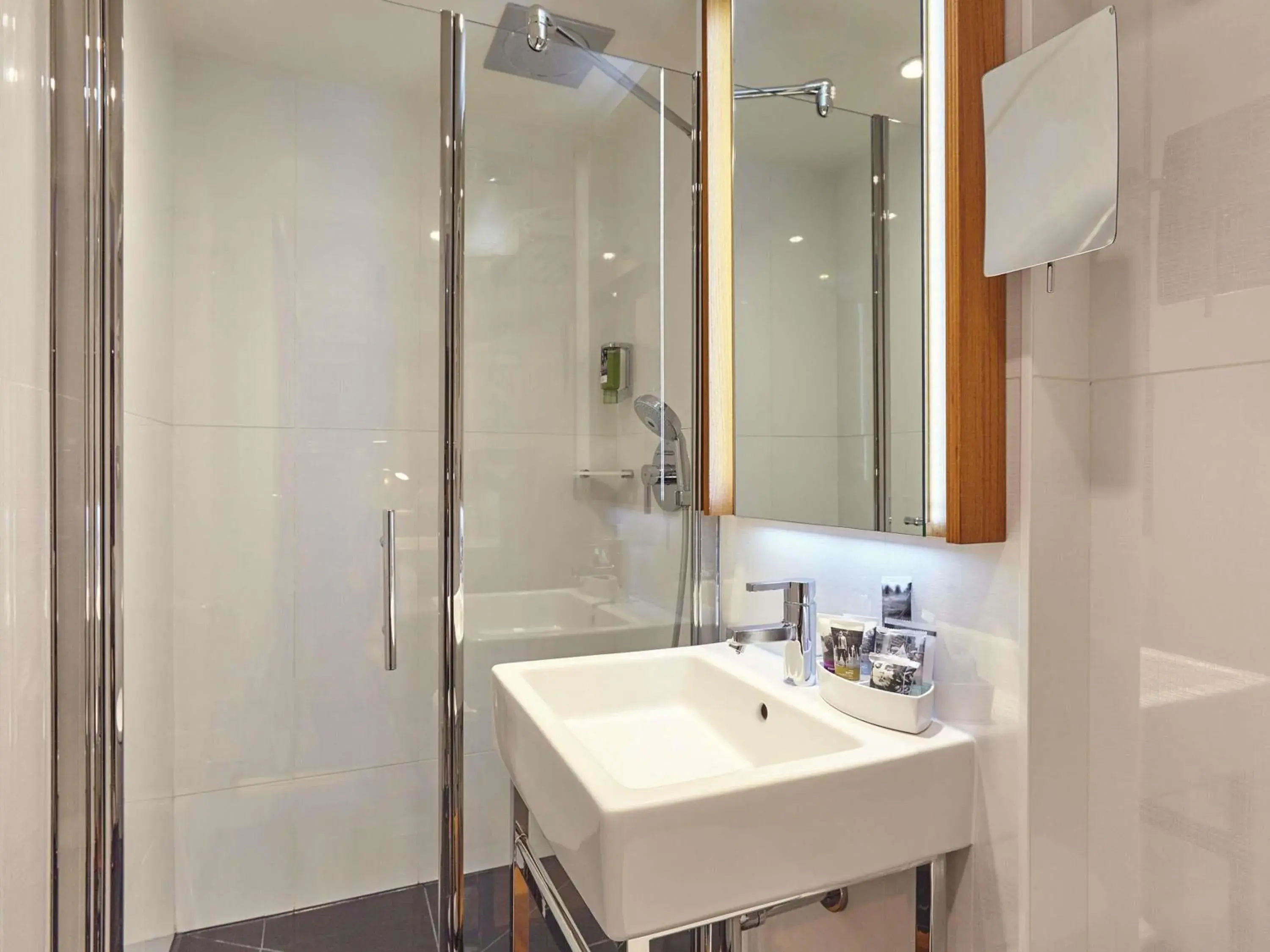 Bedroom in Mercure Paris Opera Garnier Hôtel & Spa Bedroom in Mercure Paris Opera Garnier Hôtel & Spa