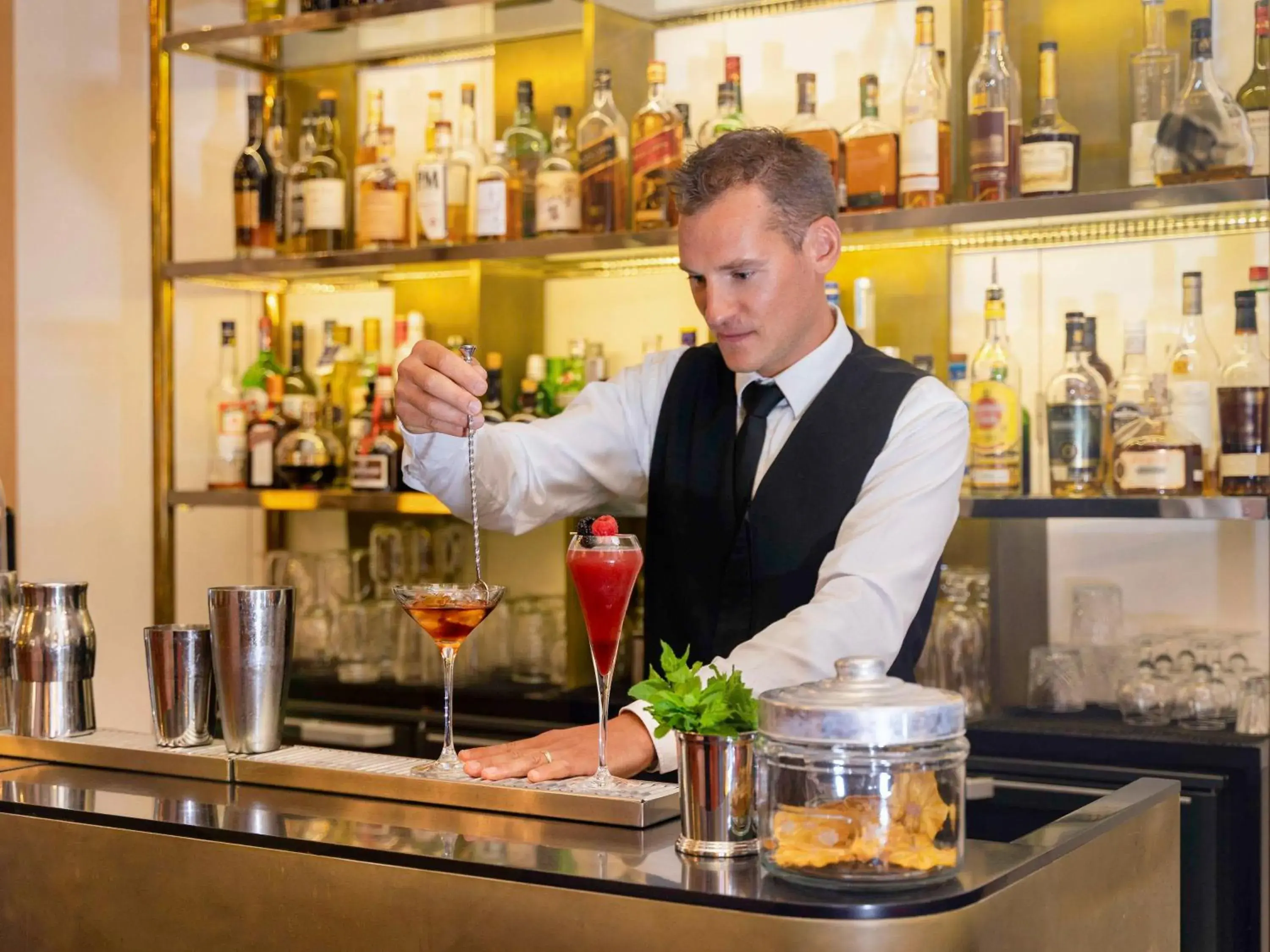 Lounge or bar in Carlton Hotel Lyon - MGallery Collection Lounge or bar in Carlton Hotel Lyon - MGallery Collection